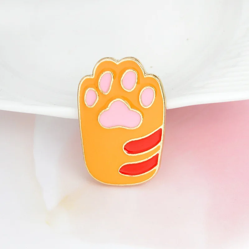 Hot Selling Custom Cat Dog Footprint Brooch Cute Pink Animal Footprints Enamel Lapel Pin Funny Cartoon Theme Casting Souvenir