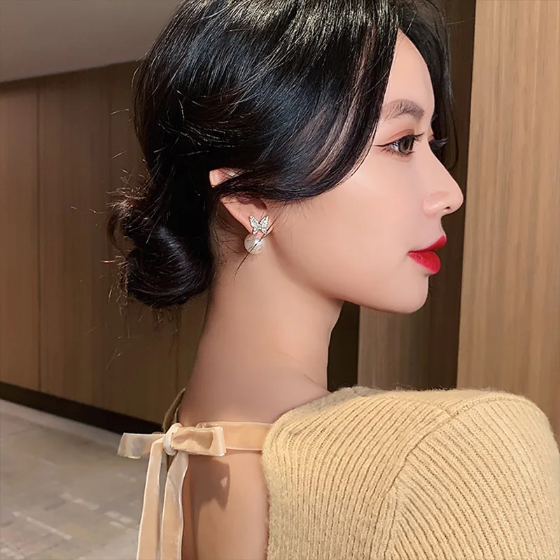 New 18K Gold Plated Crystal Luxury Design Minimalist Butterfly Shaped Round Pearl Zircon Stud Earrings