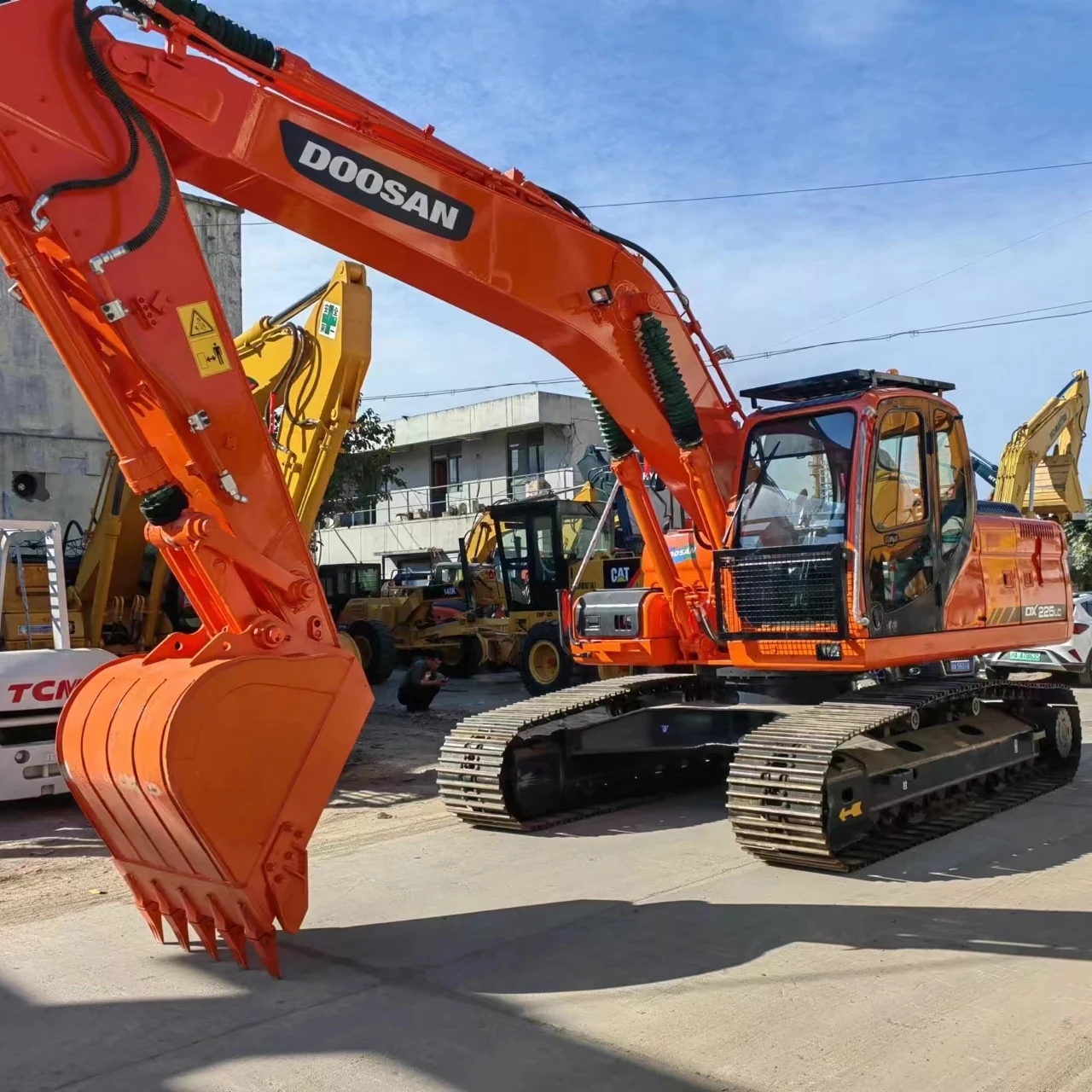 Cheap price good discount Doosan used Excavator DX225 for sale