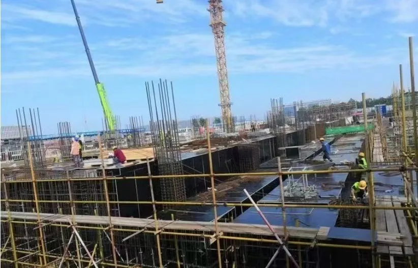 Противоскользящая фанерная пленка 4x8 фанера дешевая с черной кожей производитель в Китае