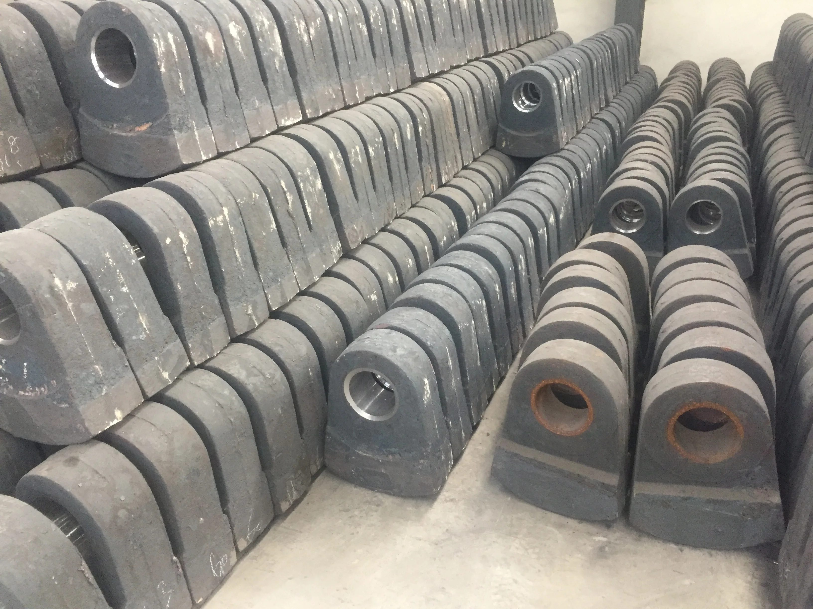 The self-developed high-chromium bimetal composite hammer has a higher wear resistance than the existing hammer