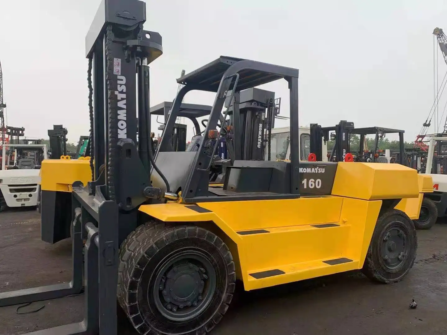 Подержанный погрузчик Komatsu FD160 16-тонный дизельный вилочный 16