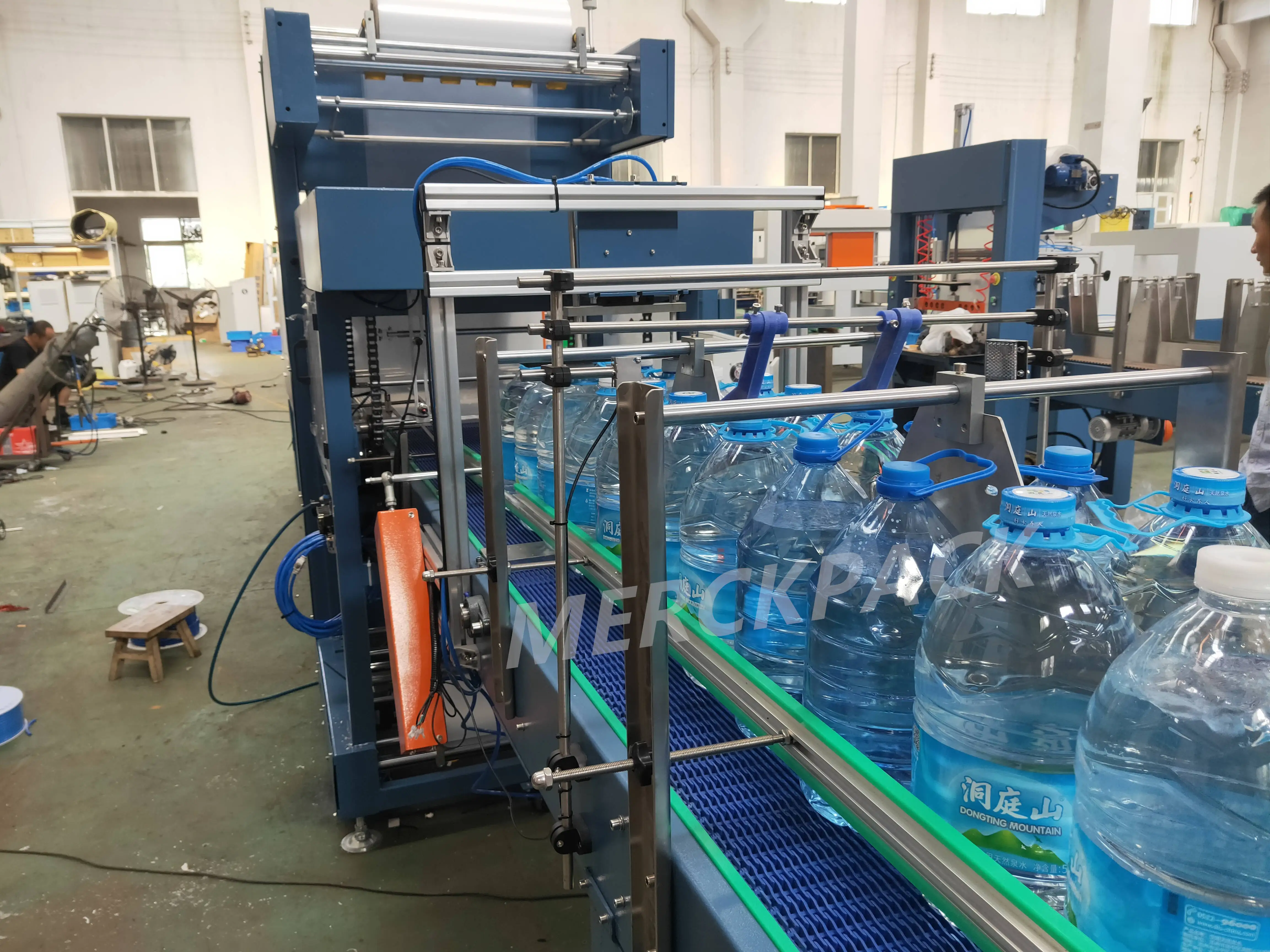 Автоматическая высокоскоростная полиэтиленовая пленка термоусадочная упаковочная машина для растягивания бутылок воды сока напитков газированные банки производственная