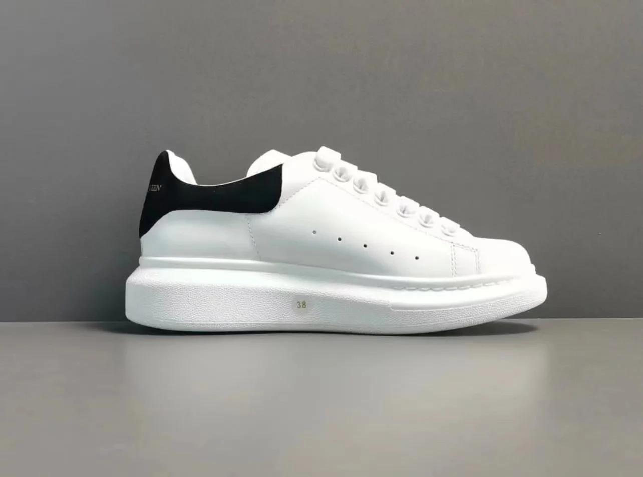 Designer Air Cushion white shoes for man Mens Sneakers