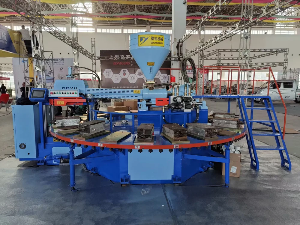 Monochrome plastic slippers and sole injection molding machine