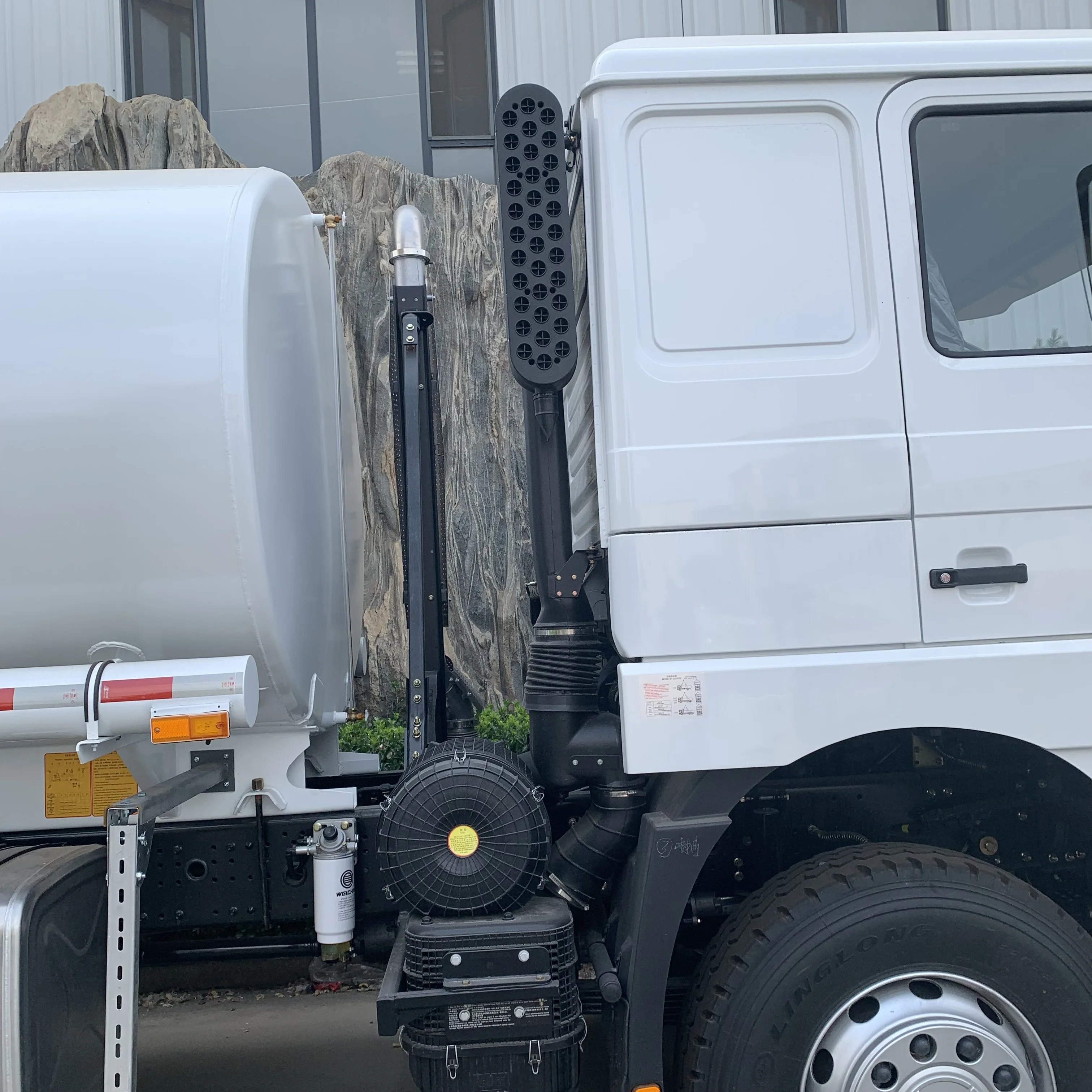 New Model SINOTRUK HOWO 6x4 20CBM 25000 liters fuel tank truck