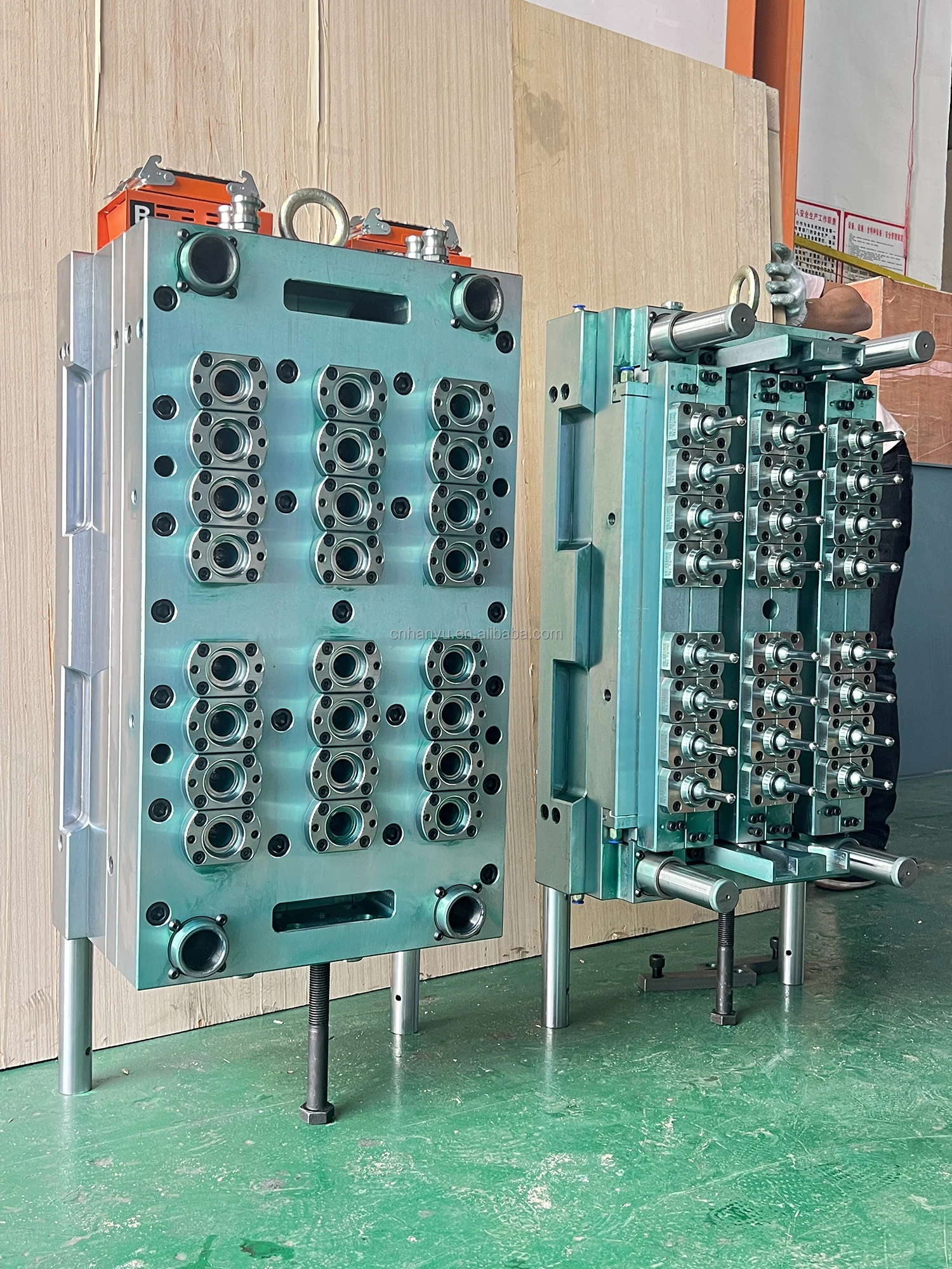 16 cavity injection PET plastic bottle preform/cap mould with hot runner and cold runner system