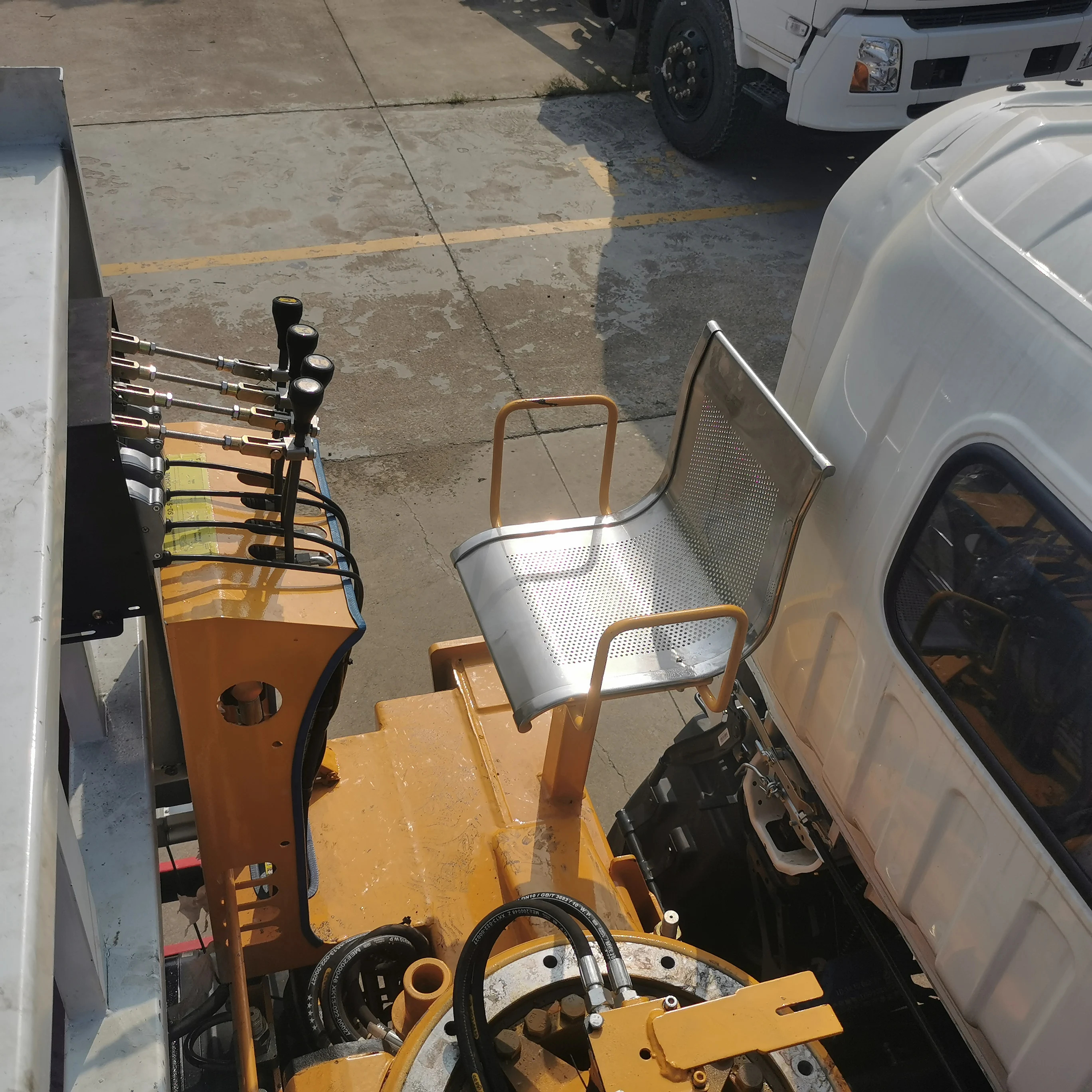 Cheap price good quality famous brand 5tons 6tons 7tons boom arm crane truck