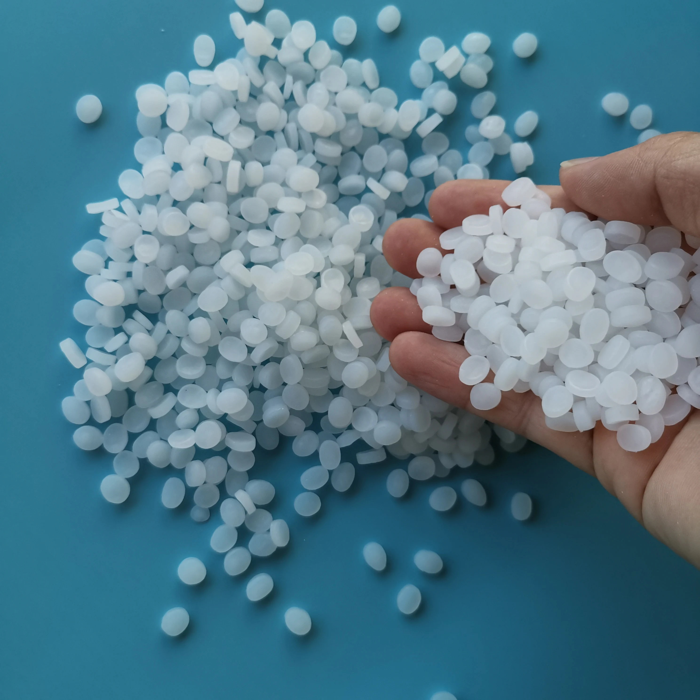 Высокоэластичная пеллетка из термопластичного эластомера для промежуточной подошвы обуви