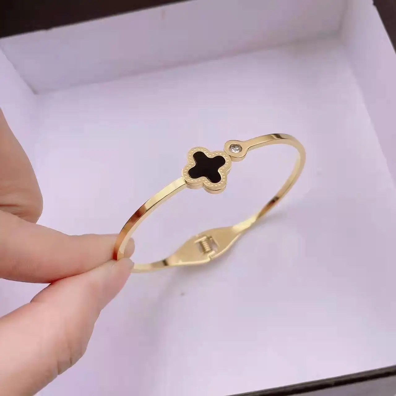 European titanium steel  Korean four leaf clover swan 18K rose gold stainless steel jewelry not fade bracelets women