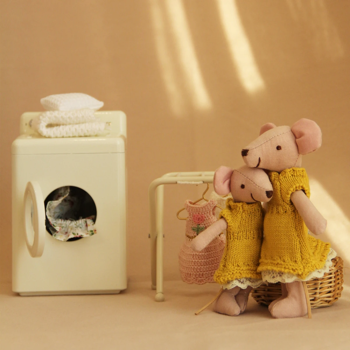 Doll House H13/15cm handmade fabric family mouse with yellow sweater dress can be changed toys