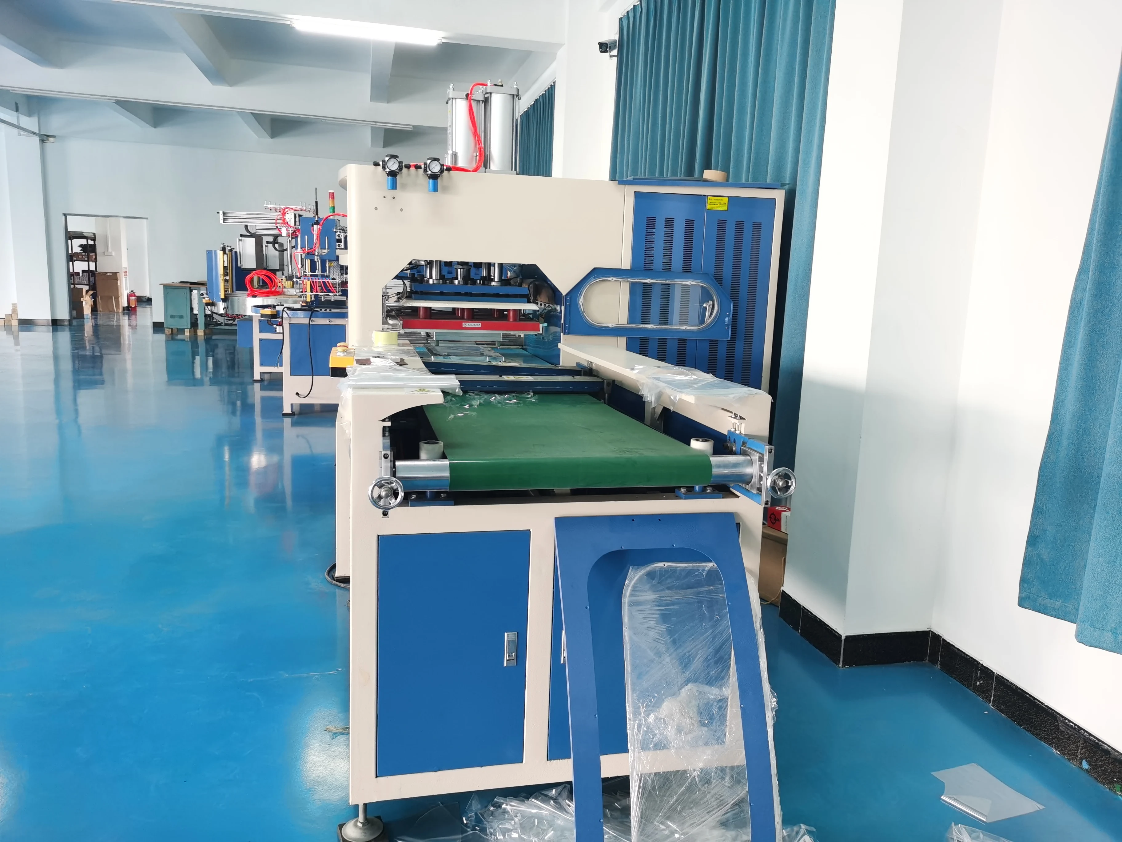 Prompt Delivery 8KW Automatic-feeding High Frequency Welding Machine For PVC Bags