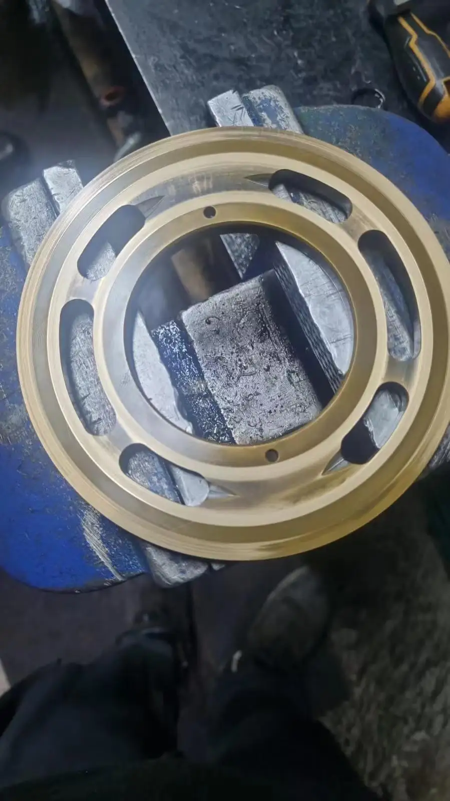 R210LC-7 (XKAQ-00219) TYPE 1 series E865 Travel Motor Pressure Plate