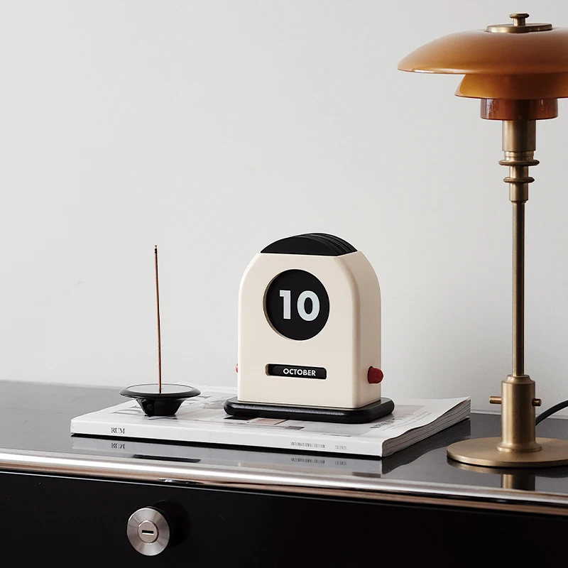 The wooden desk calendar can be customized in stock