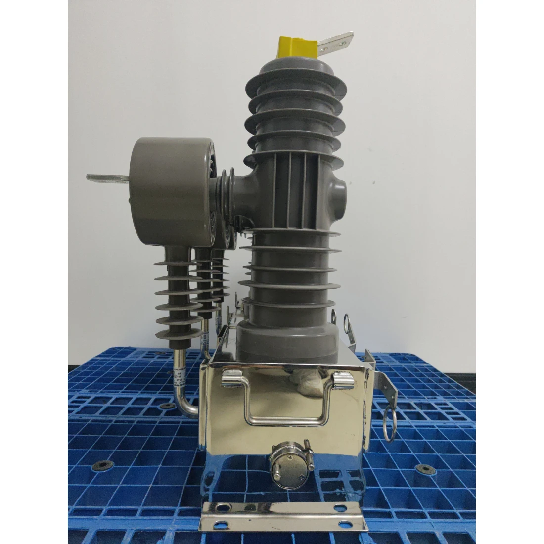 10kv high voltage vacuum circuit breaker ZW32-12 630A outdoor column switch circuit breaker manual with isolation