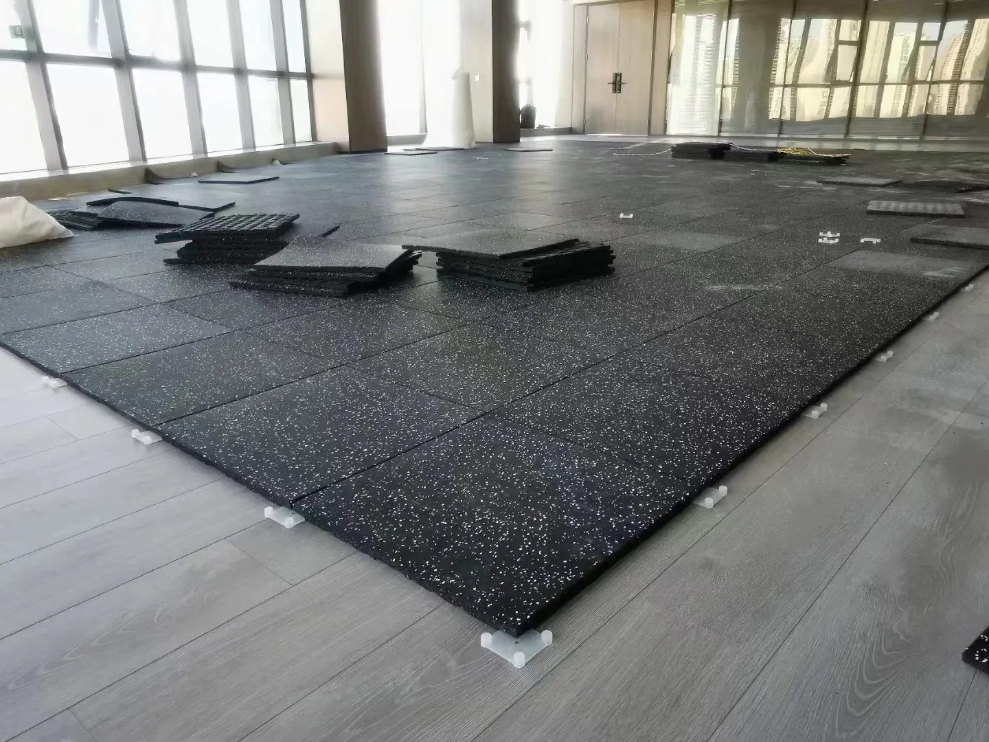 Gym Weight Lifting Area EPDM Flooring Rolls Black Composite Rubber Tile Rubber Mats Interlocking