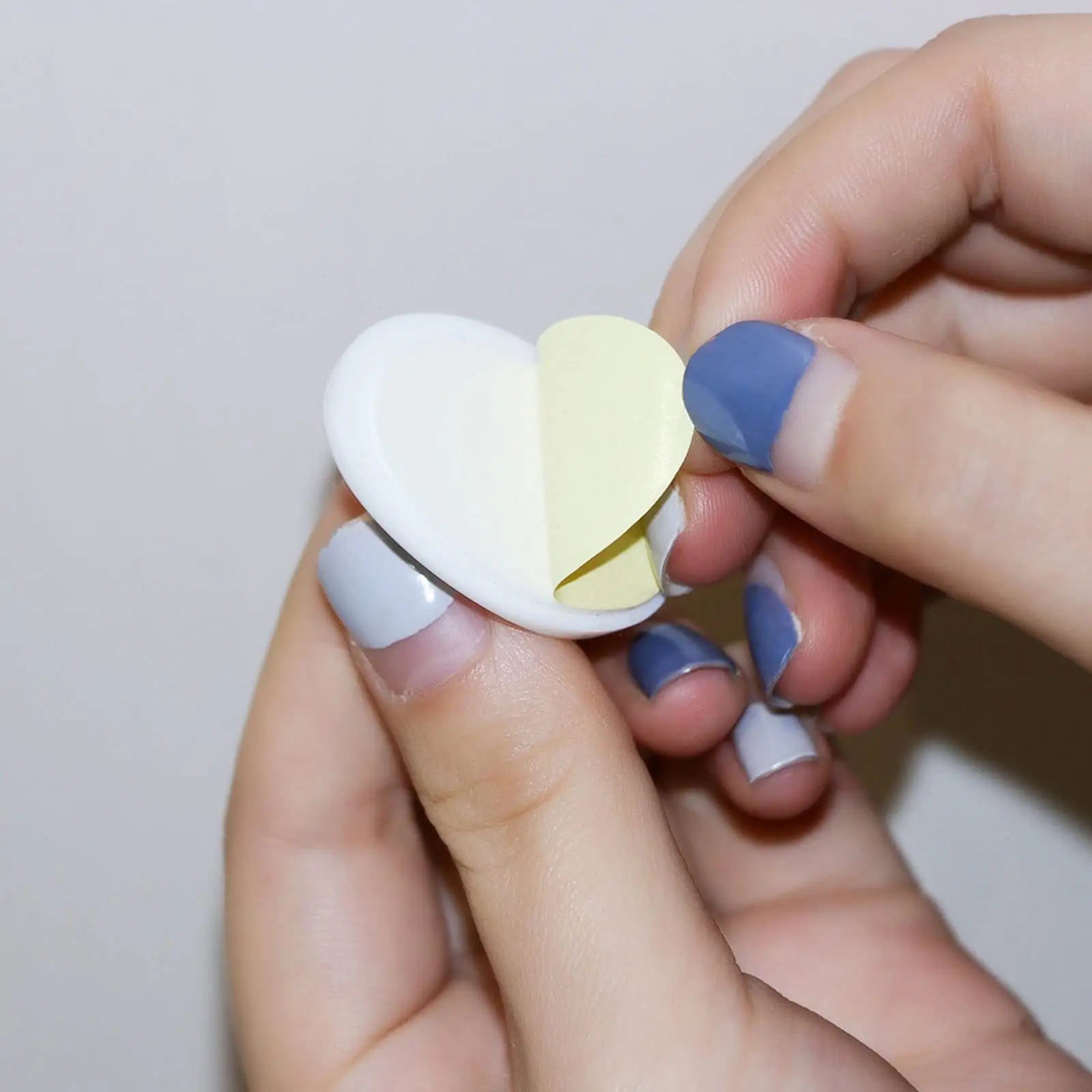 Self Adhesive Plastic Hooks 28*38 Wall Hanging Hooks Stick on Removable Multi-Purpose Hooks for Kitchen Bathroom