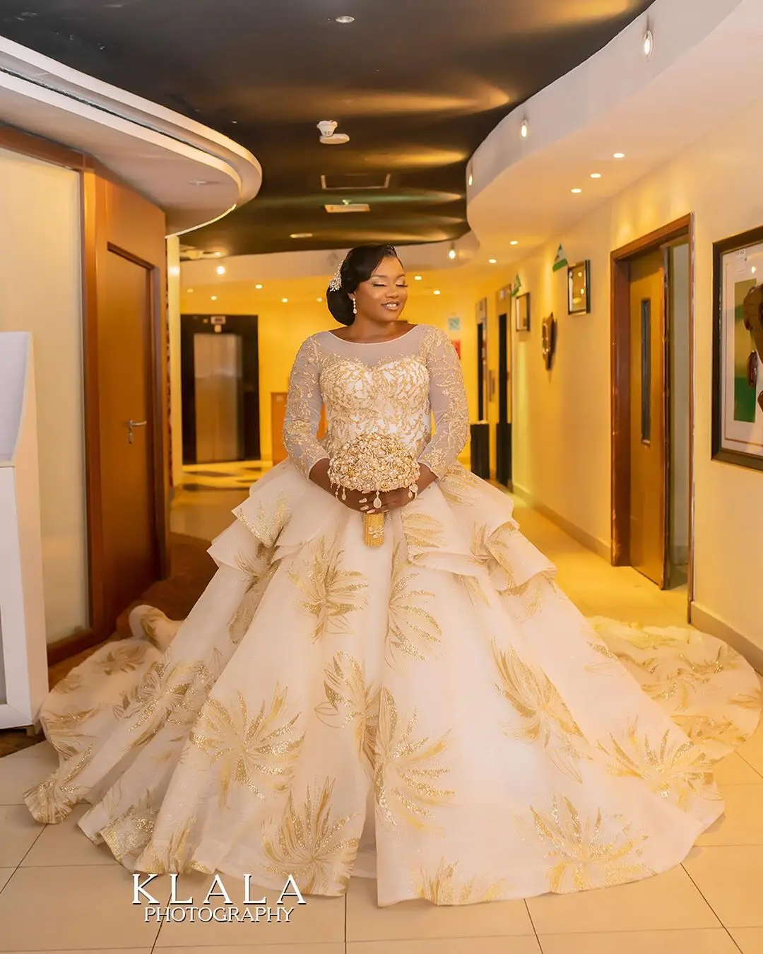 
Bridal Woman White Lace Dog Custom Gown Made 2018 Cinderella 3/4 Sleeve Jacket Egypt Wedding Dress 