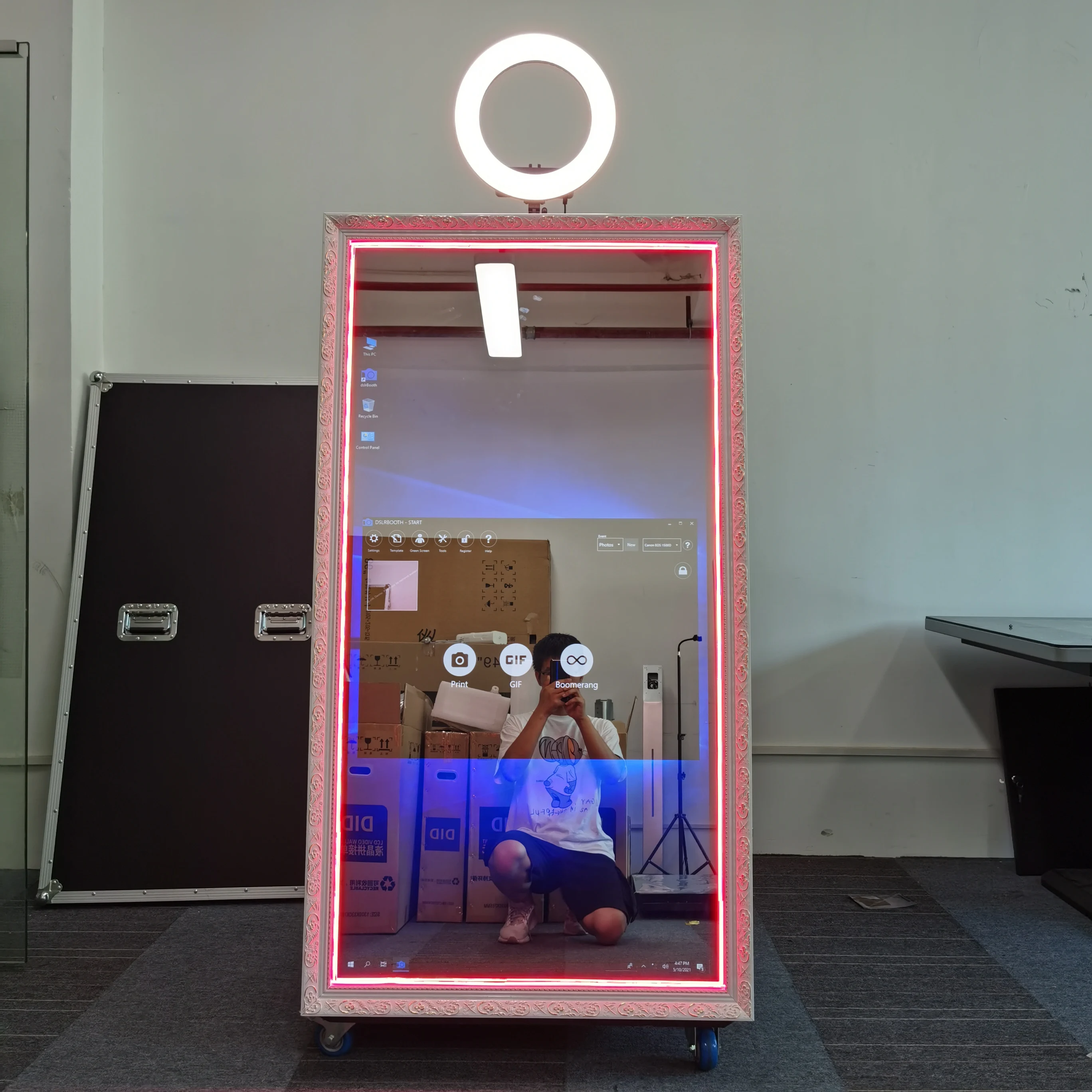 Full body selfie mirror popular mirror photo booth machine 55/65inch Touch Screen with printer wooden case optional wooden frame