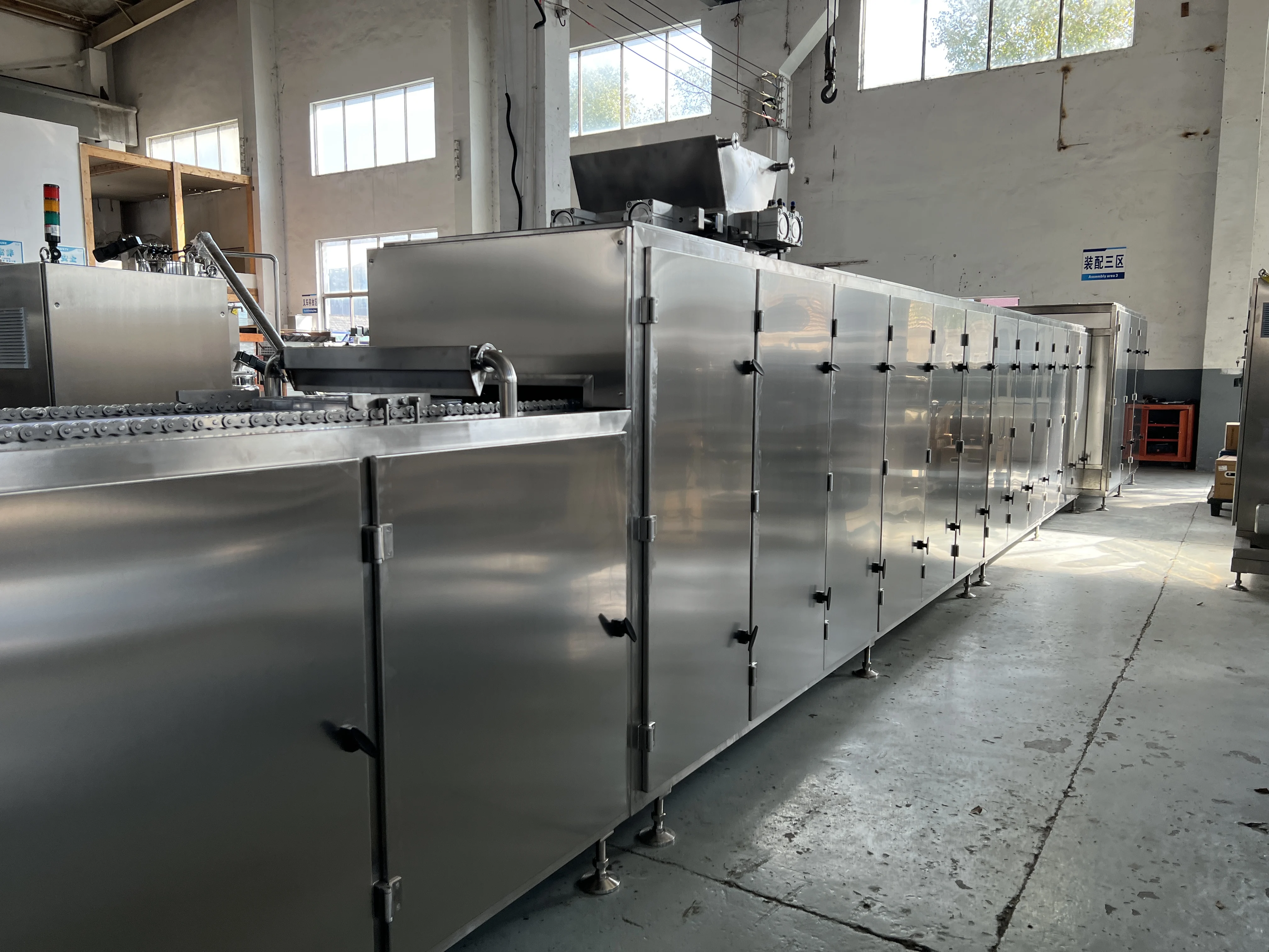 Fully automatic chocolate drops machine for efficient and consistent output