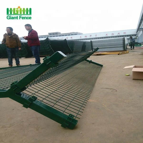 Factory price high security razor barbed wire anti climb airport fence