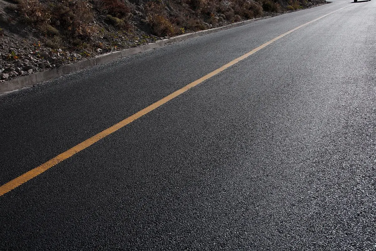 Repairing asphalt Cold patching adhesive with stones