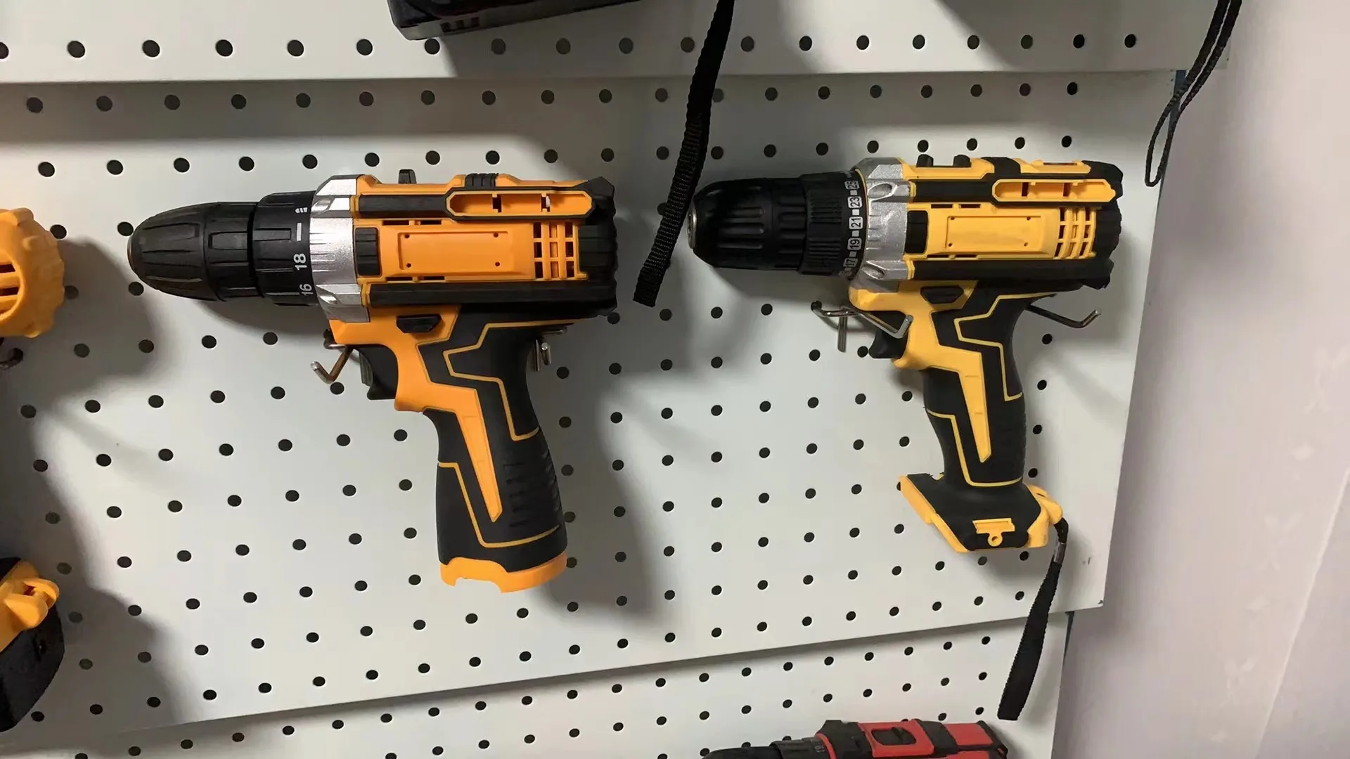 Cordless drill with 2 batteries  18v cordless drill