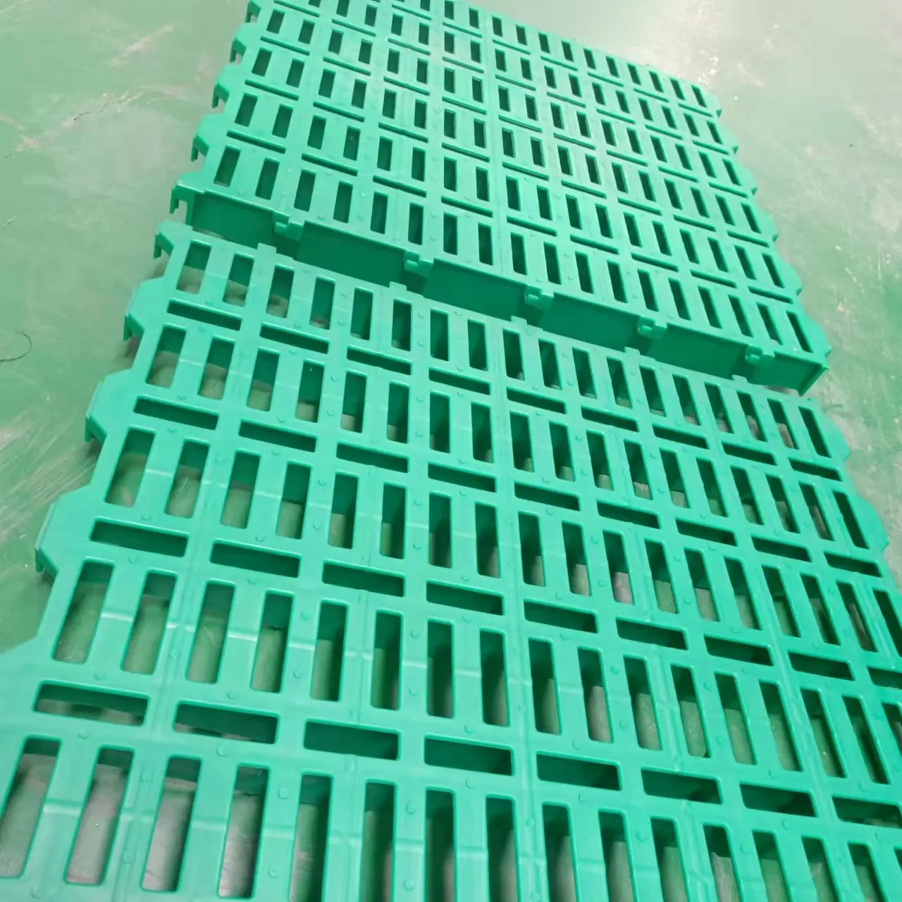 anti skid eight years warranty sheep farm plastic slatted flooring for goat pig shed