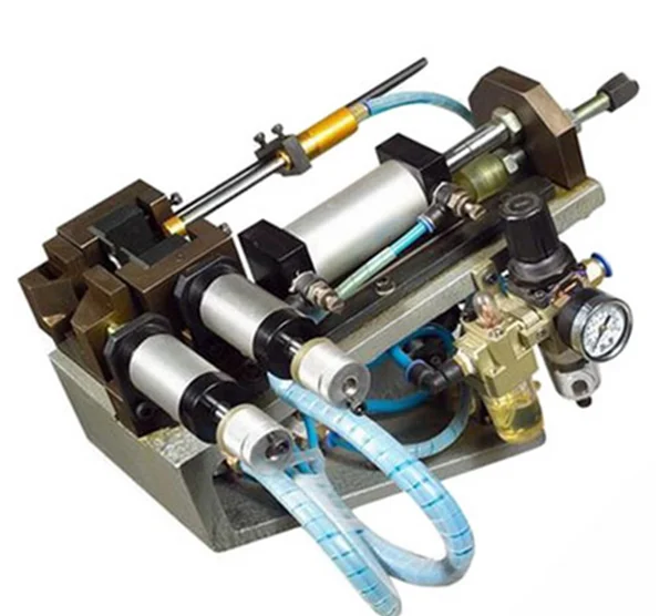 Пневматическая машина для зачистки проводов для наружной оболочки и межжильного кабеля