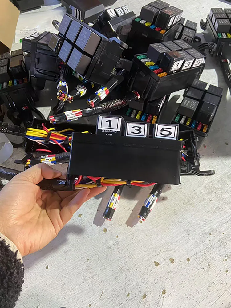 Universal Automotive Fuse Relay Holder 12-Slot Relay Box 6 Relays 6 ATC/ATO Fuses Automotive Accessories Wholesale