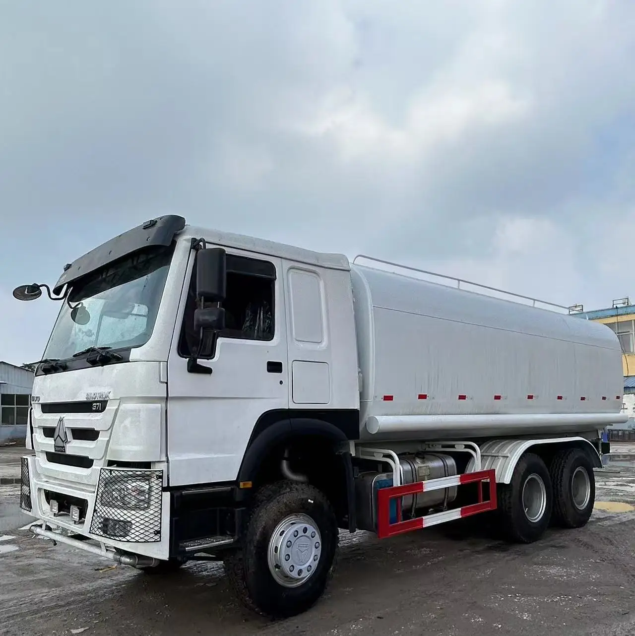 2023 Sinotruk Howo высокое качество 10000л разбрызгиватель автоцистерны 6 м3 новый 4x2 резервуар