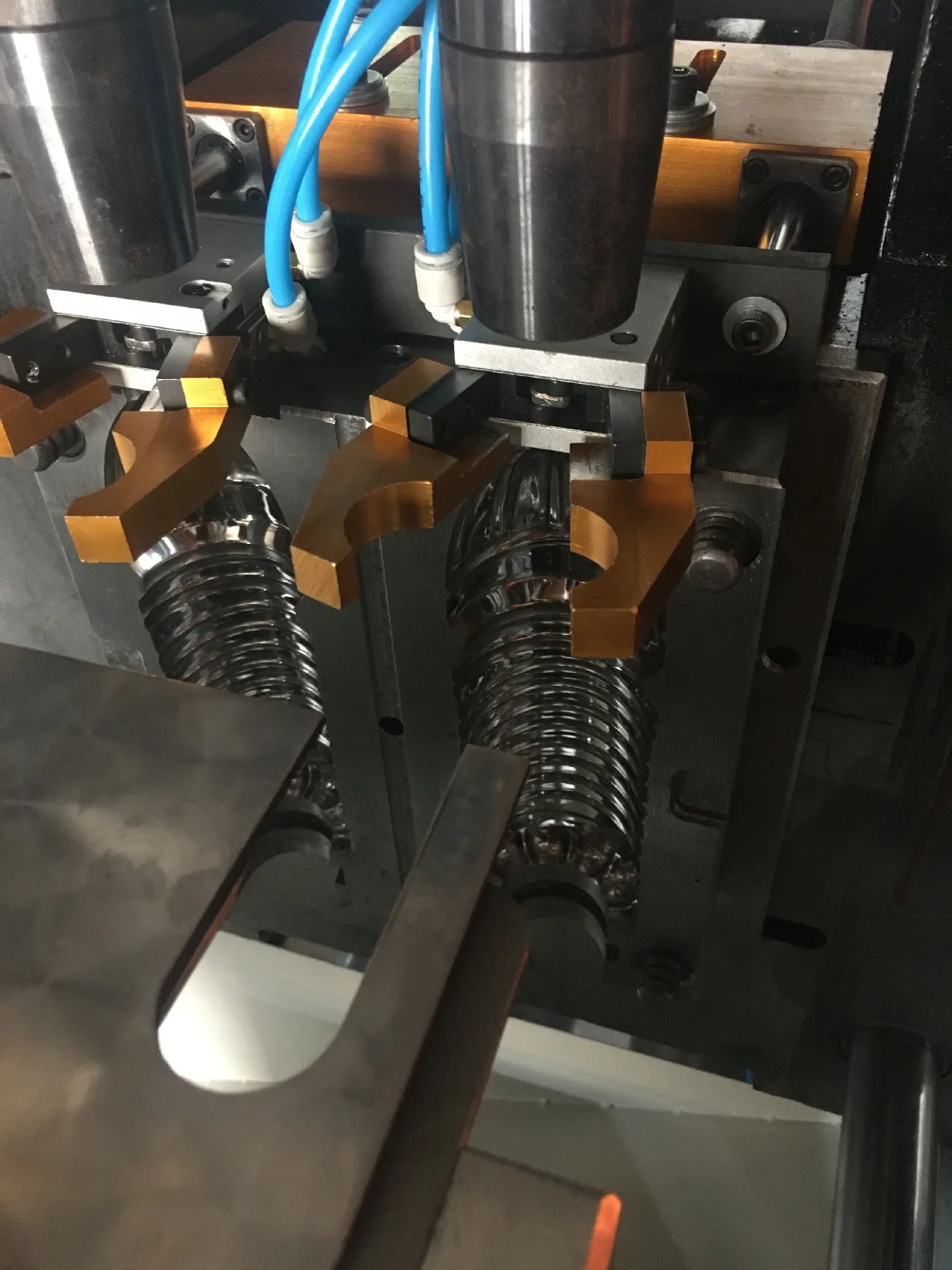 2cavity 2000bph automatic PET bottle blowing machine prices