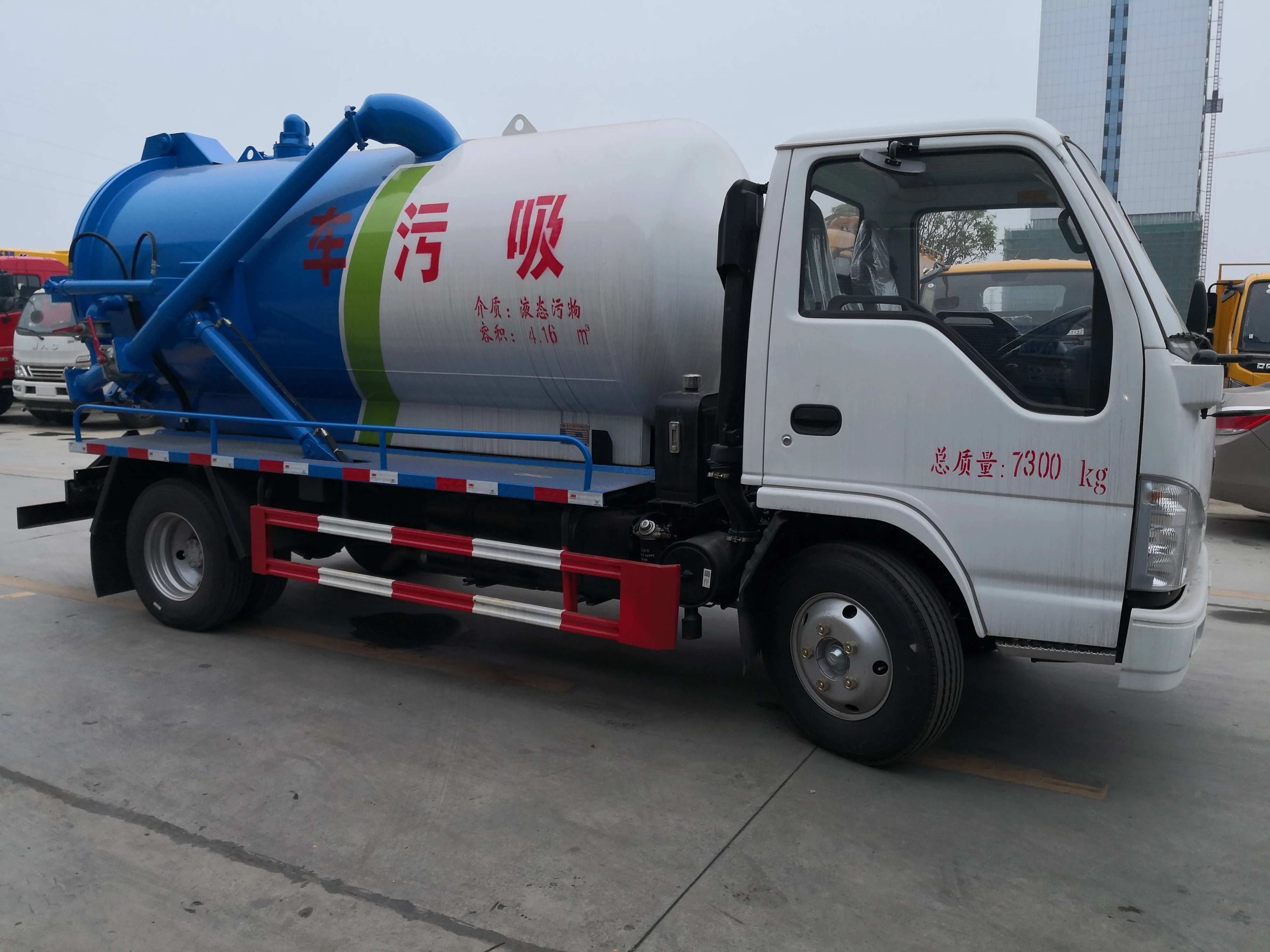 Низкая цена ПВХ смола Dongfeng Левая 5 квадратных илососная машина небольшой с