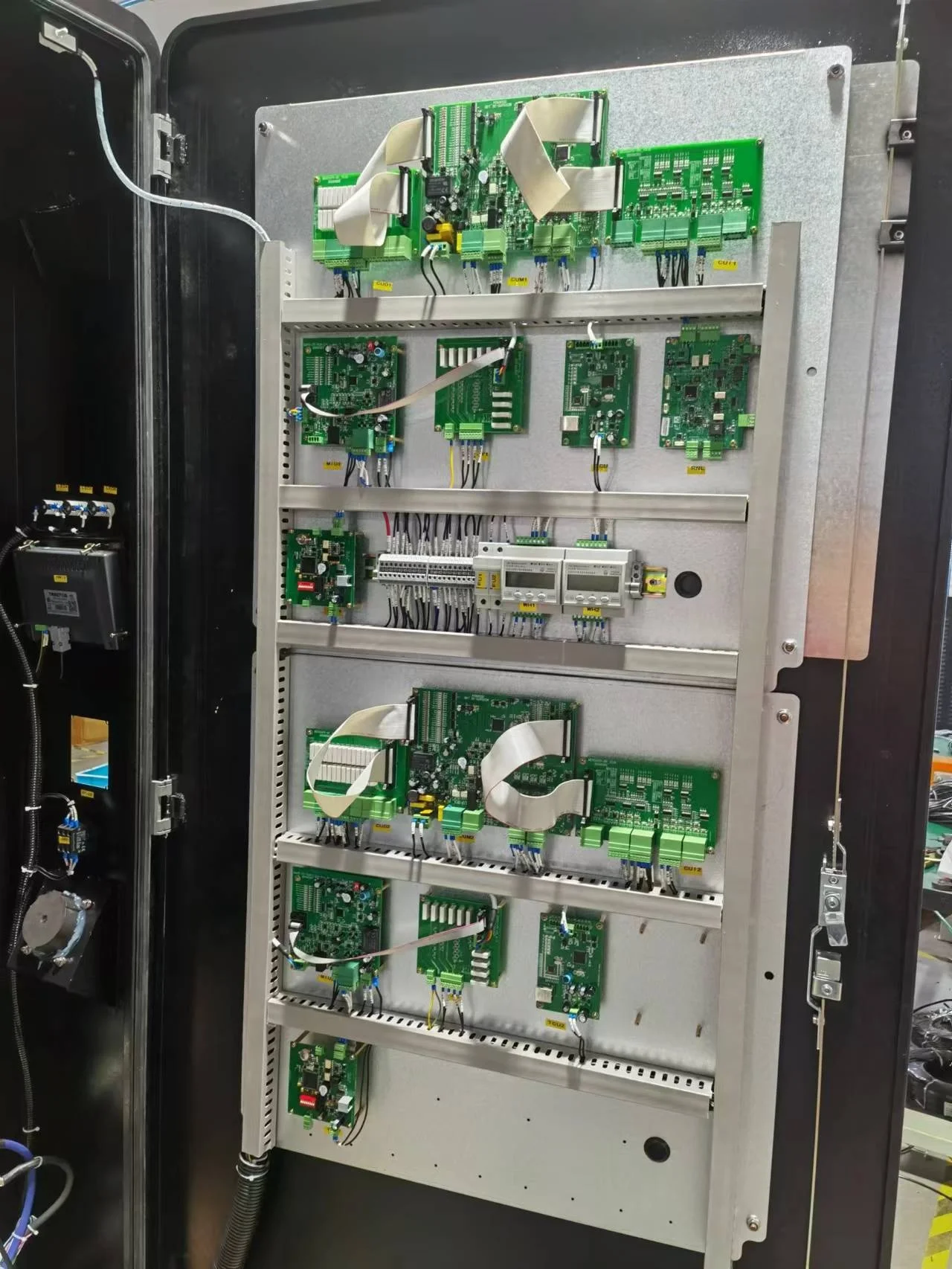 Bluesky 120KW DC EV Charger CCS 1 2 Chademo Ocpp 1.6 J CE Tuv OEM Electric Car Charging Station EV Charger 55 inch media Player