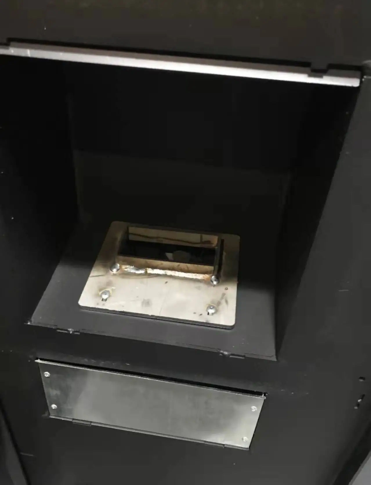 Печь с древесными гранулами на биомассе бойлером для обогрева воды в