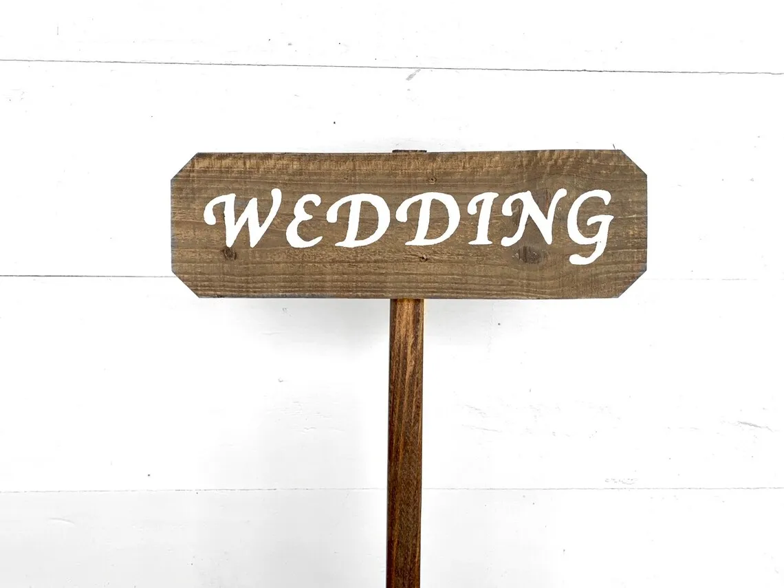 Customizable Hot Selling Good Quality Pine Wood Brown Directional Wedding Signs
