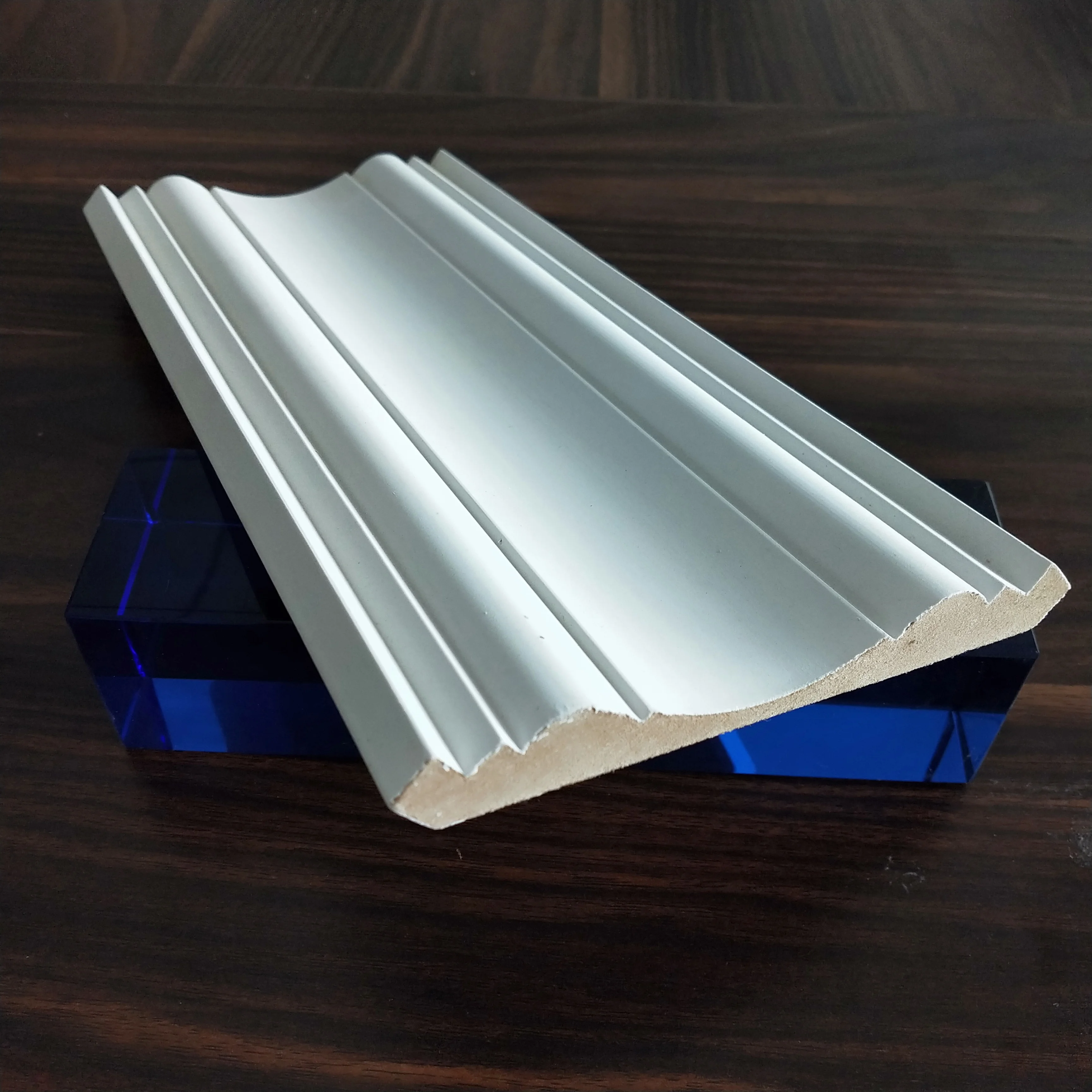 Pre-priemd MDF and Pine Wood Molding Baseboard Skirting Moulding with White Gesso