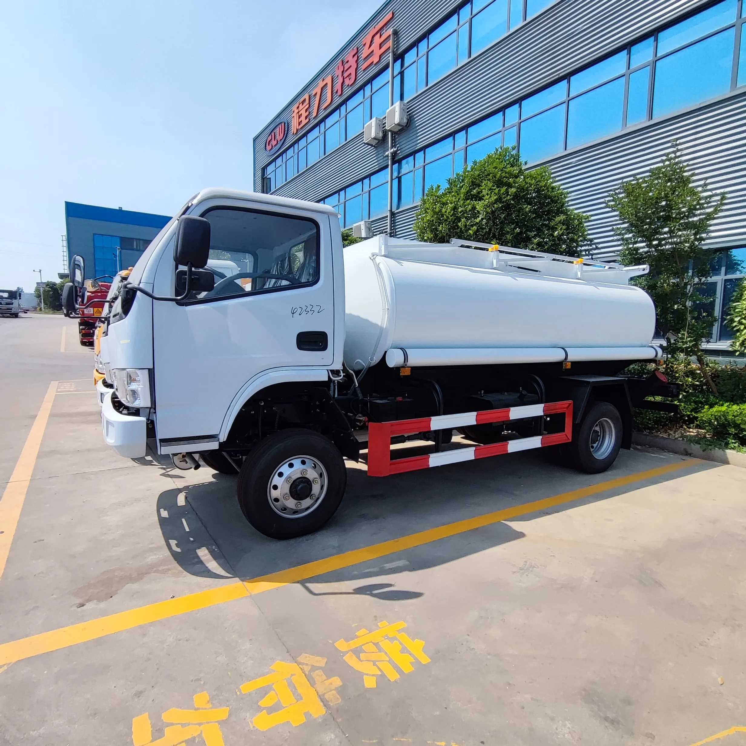 Factory Direct Sale DONGFENG 4*2/4*4 LPG Truck 6000 Liters Carbon Steel Fuel Delivery Tank Truck