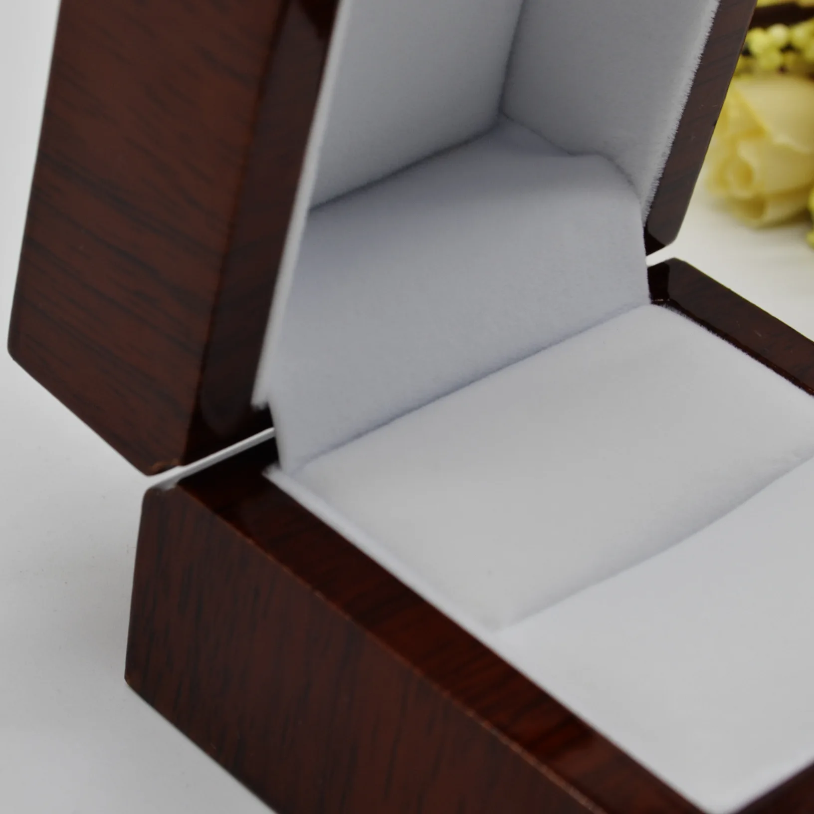 Wholesale bright paint wooden ring jewelry storage high-end jewelry box simple flip-top wooden ring box