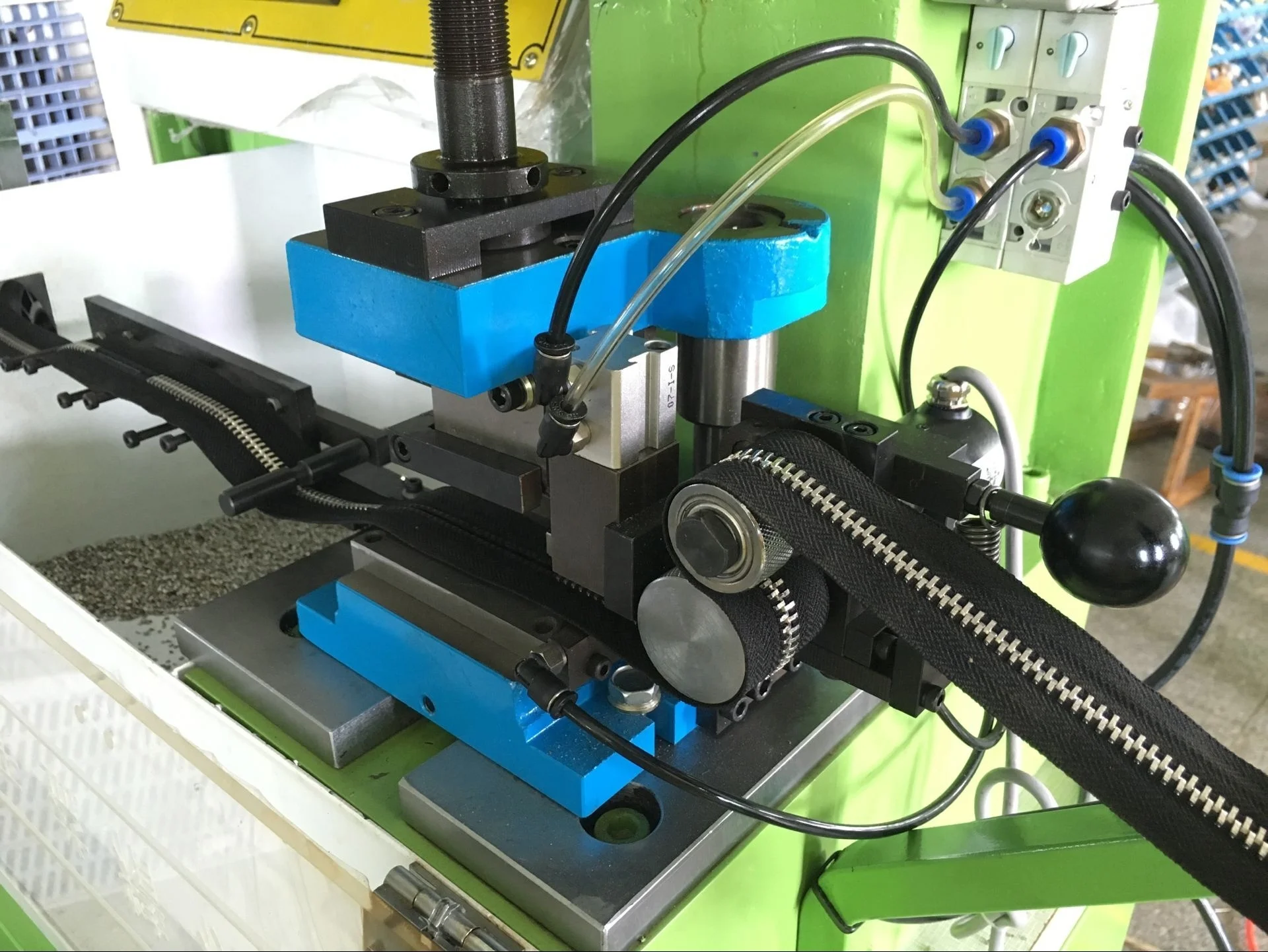 Автоматическая машина для обвязки металлических молний с открытым концом