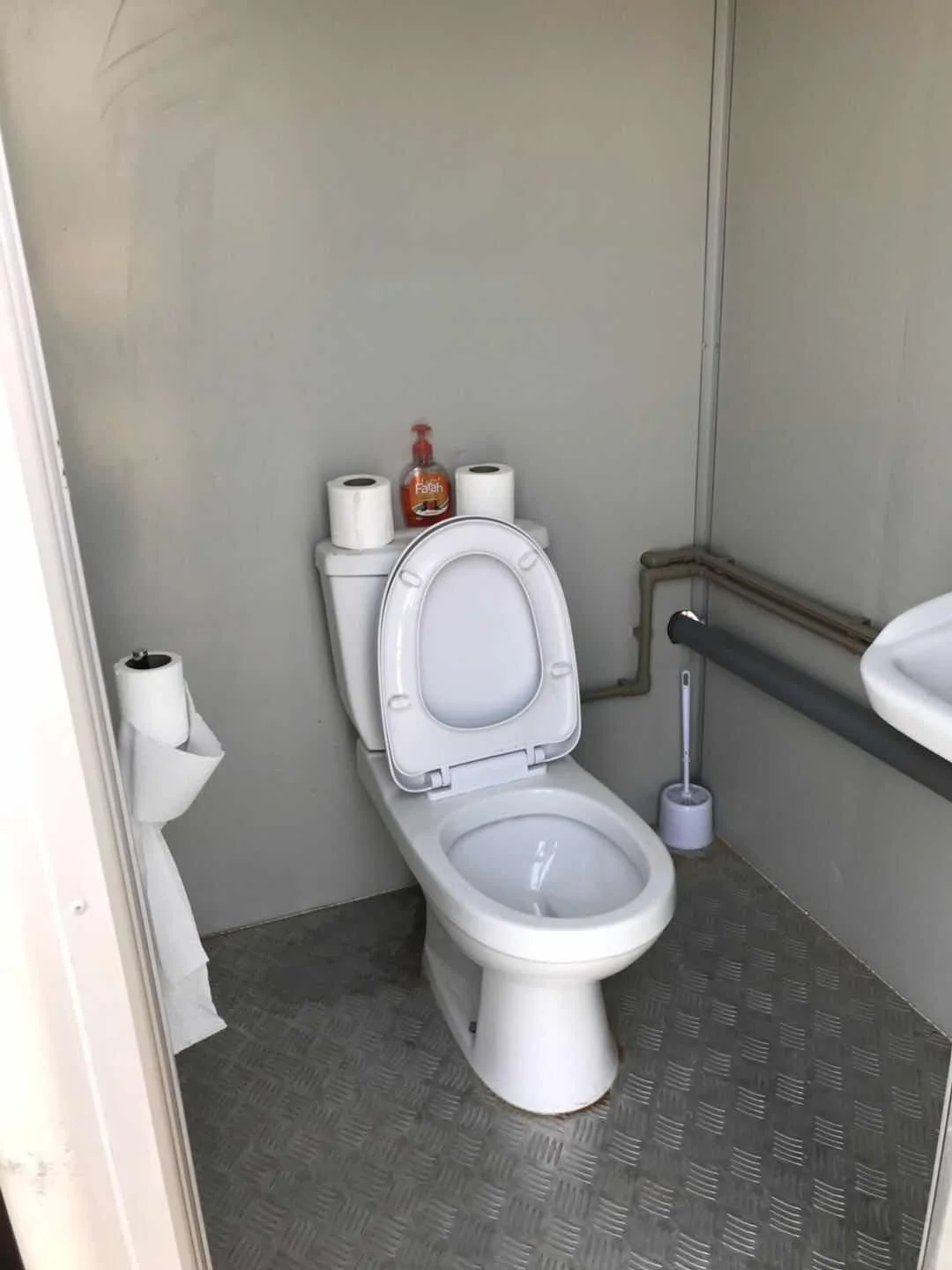 China Low Cost Cabin Toilet Shower Outdoor prefabricated Public Bathroom Convenient Portable Mobile Toilet