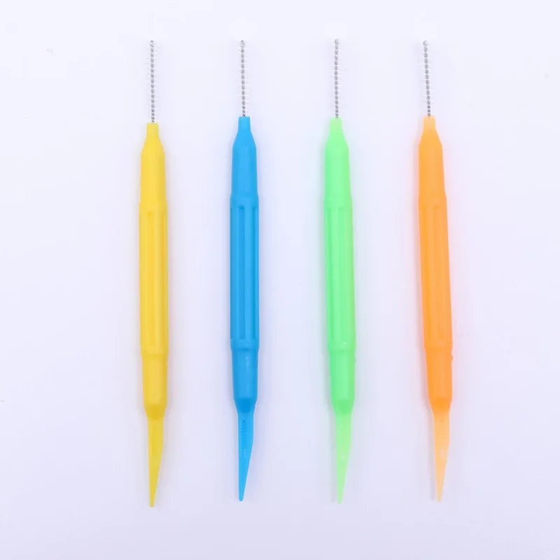 Double-ended interdental brush, one end is toothpick, the other end is interdental brush.