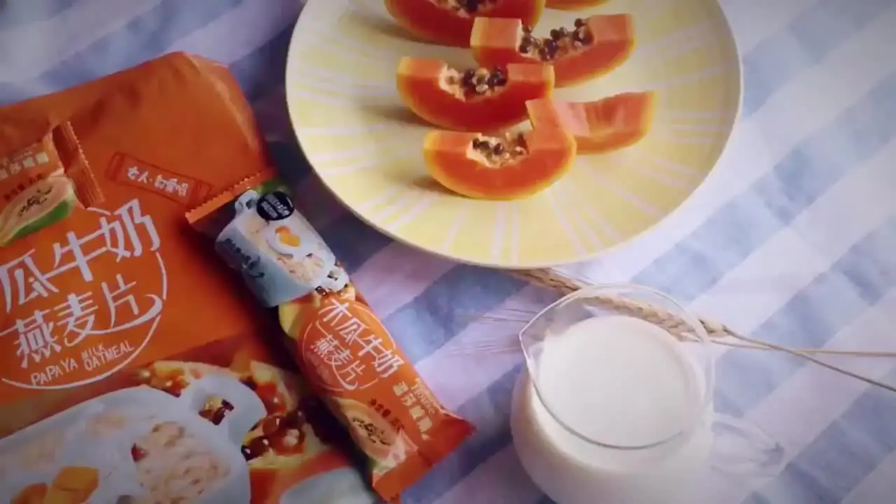 Питание для завтрака с молоком папайя, овсянкой, фруктовыми орехами, хлопьями для завтрака