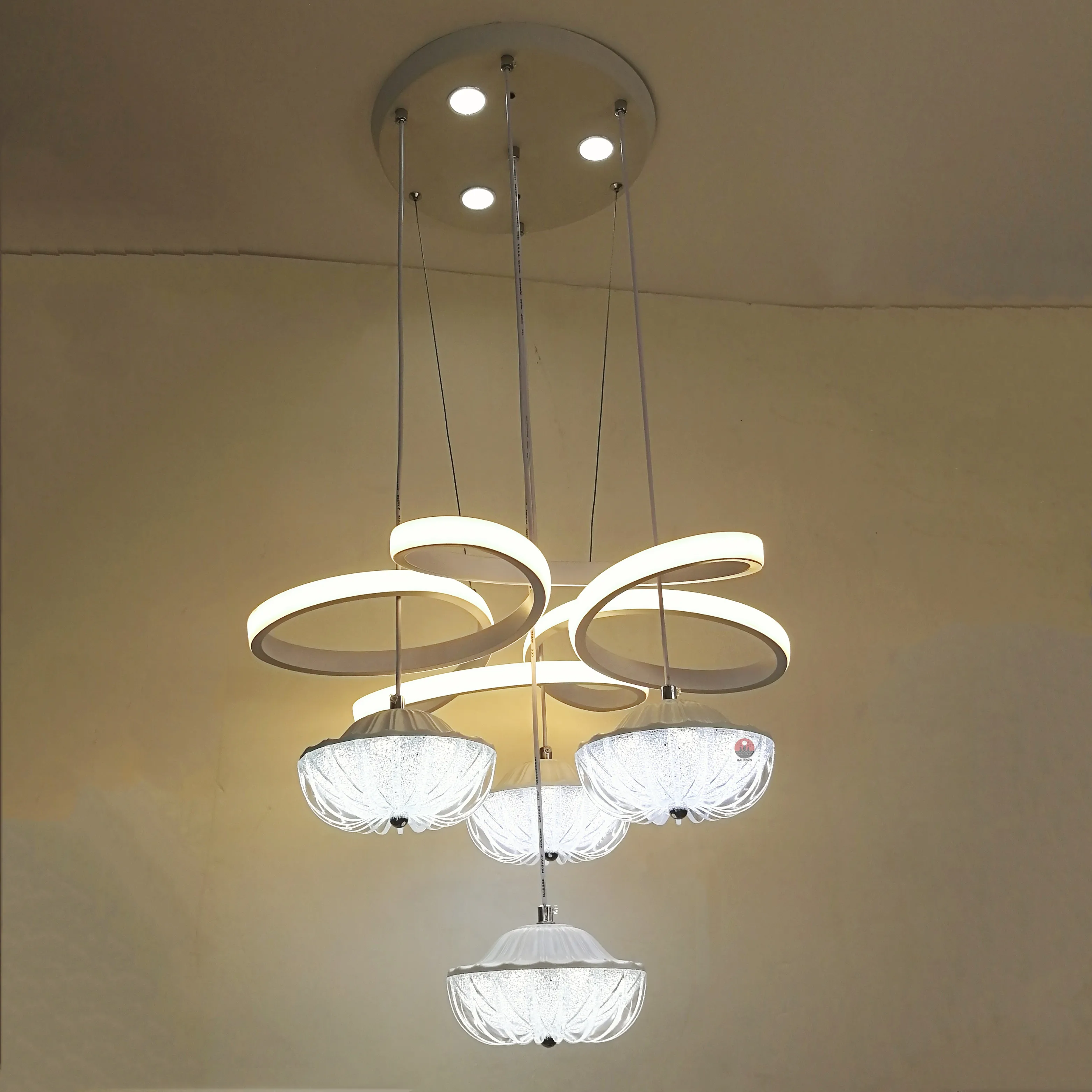 Оптовая продажа с фабрики прямая цветная Подвесная лампа из алюминия и акрила RGB