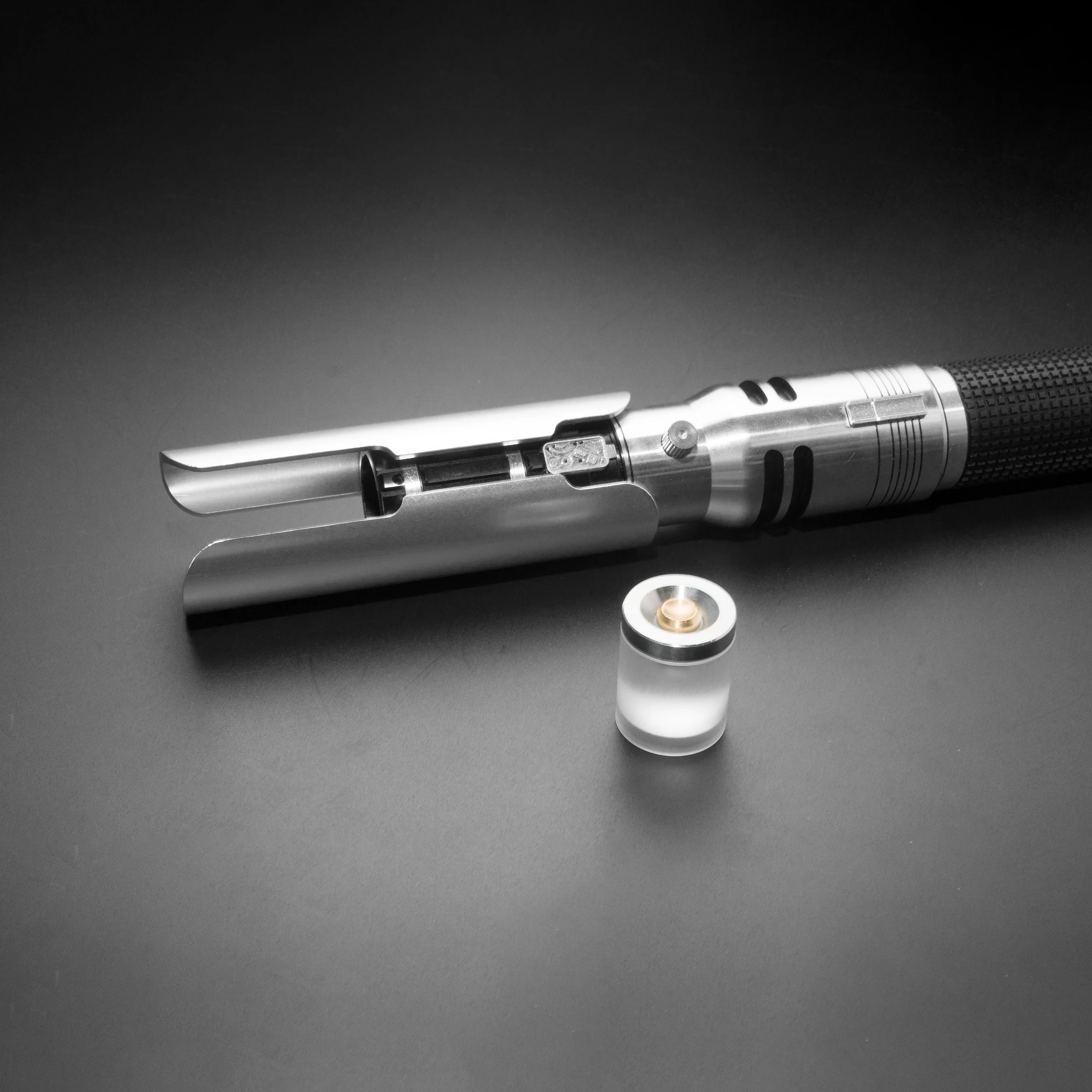 Лазерный меч XSaber оптовая продажа светодиодные светильники игрушки заказ на световой металлическая ручка для дуэлей