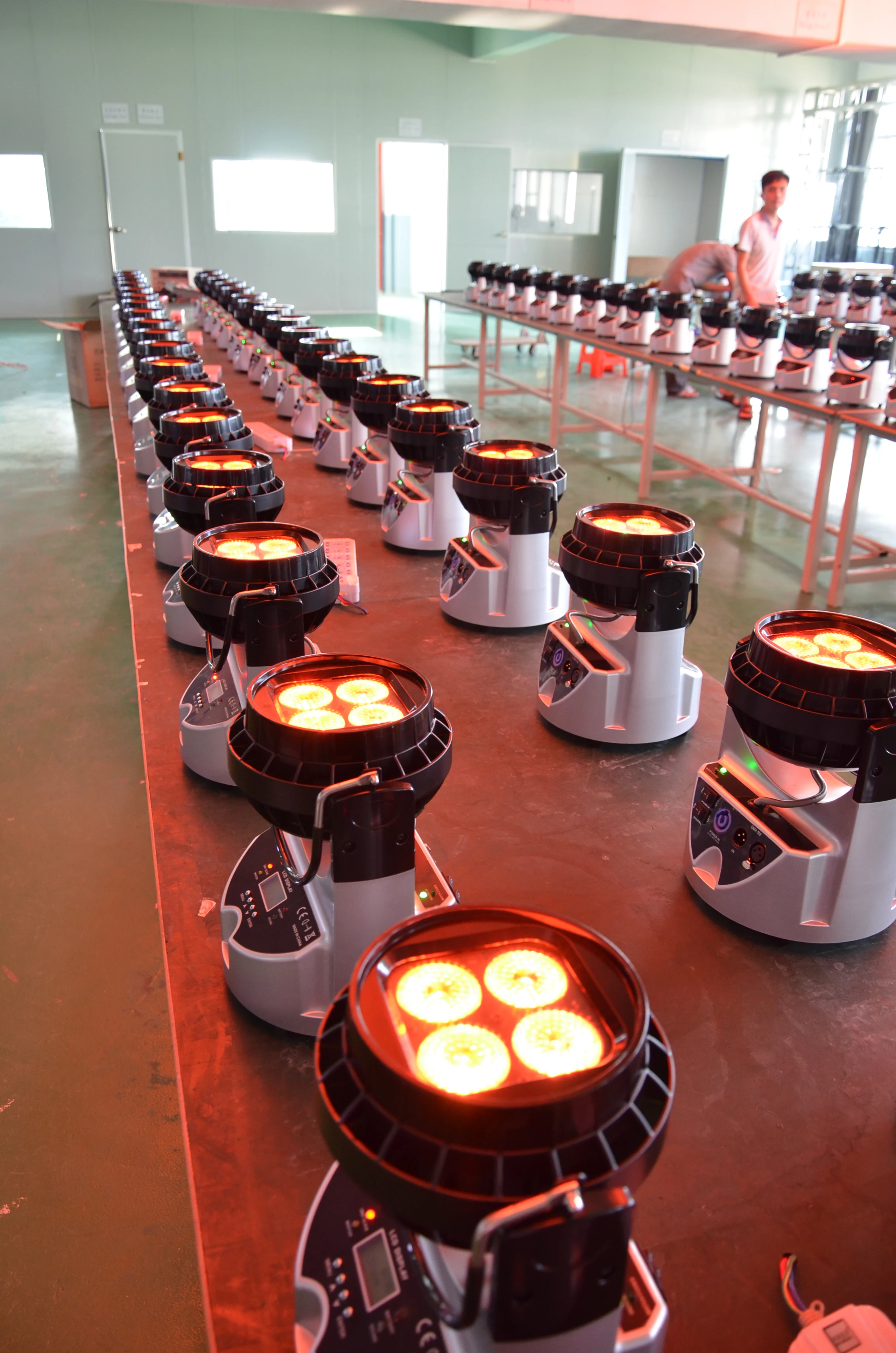 Wireless battery light  RGBW 4 IN 1 LED par light