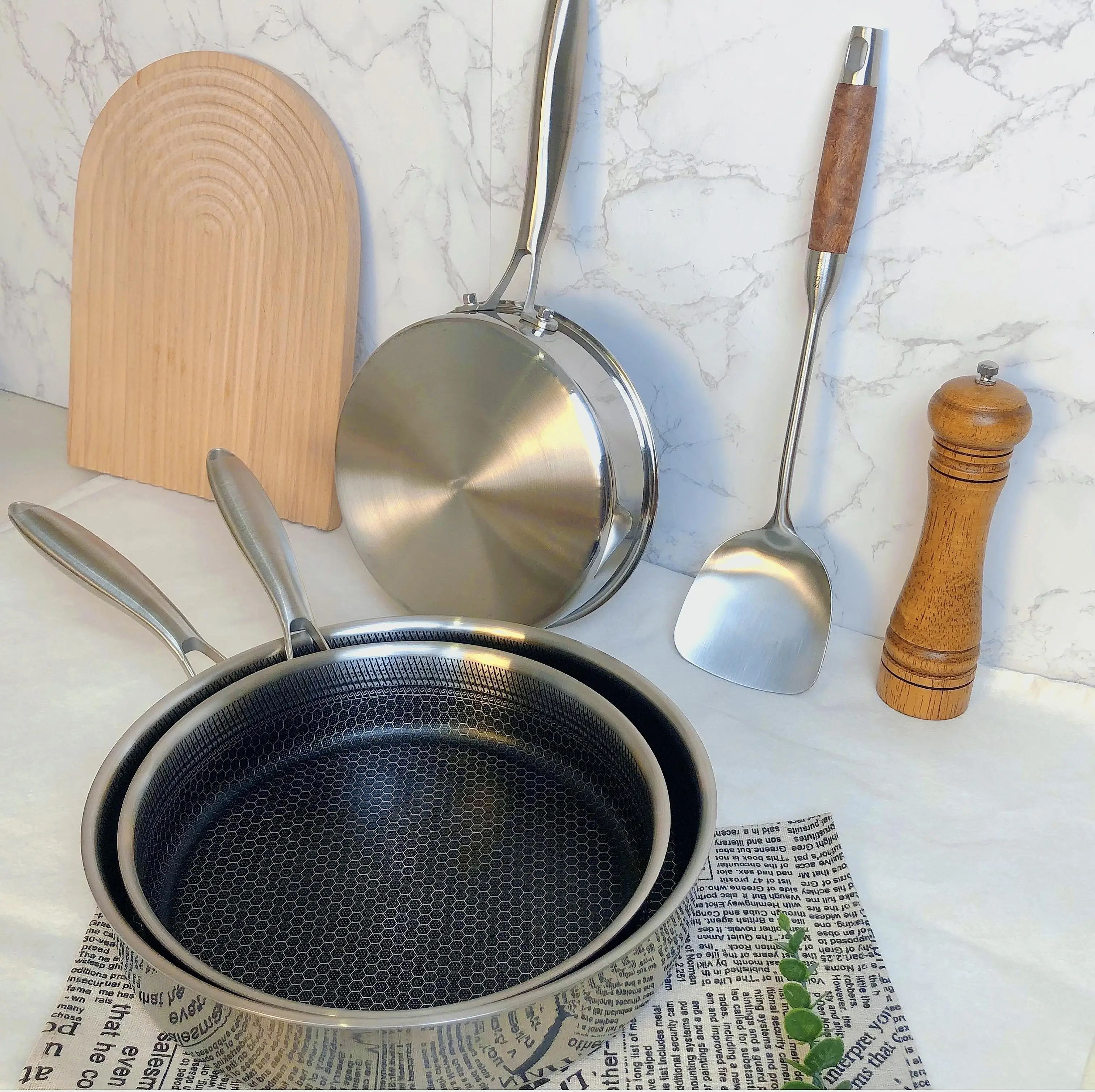 Wholesale single-sided stainless steel wok three-layer steel kitchen kitchen honeycomb type non-stick frying pan