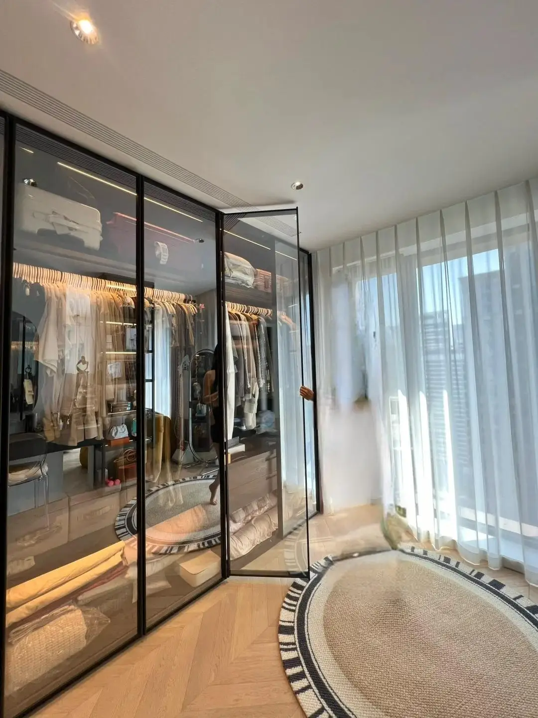 Custom Bedroom Furniture Clothes Storage  glass door swing  Solid wooden custom modern design walk in closet wardrobes
