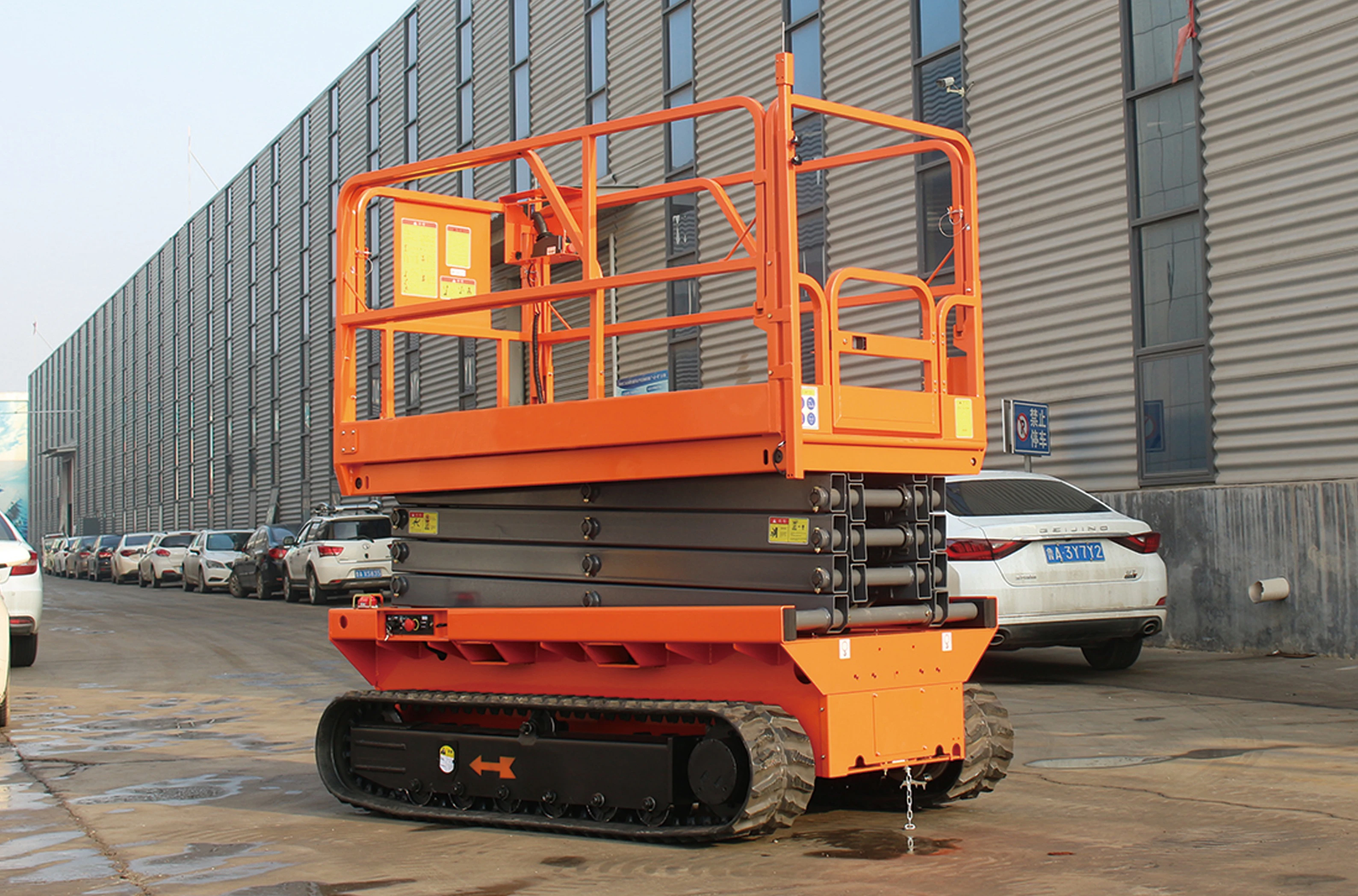 China Outdoor High Quality 6M 8M 10M Electric Mobile Crawler Self Propelled Scissor Lift Platform
