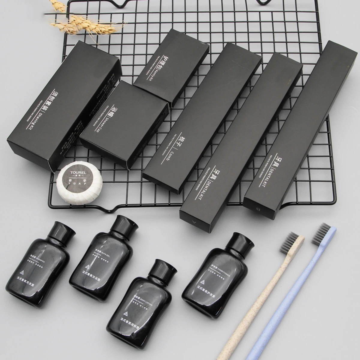 Low factory price 5 star hotel amenities sets list customized for airbnb